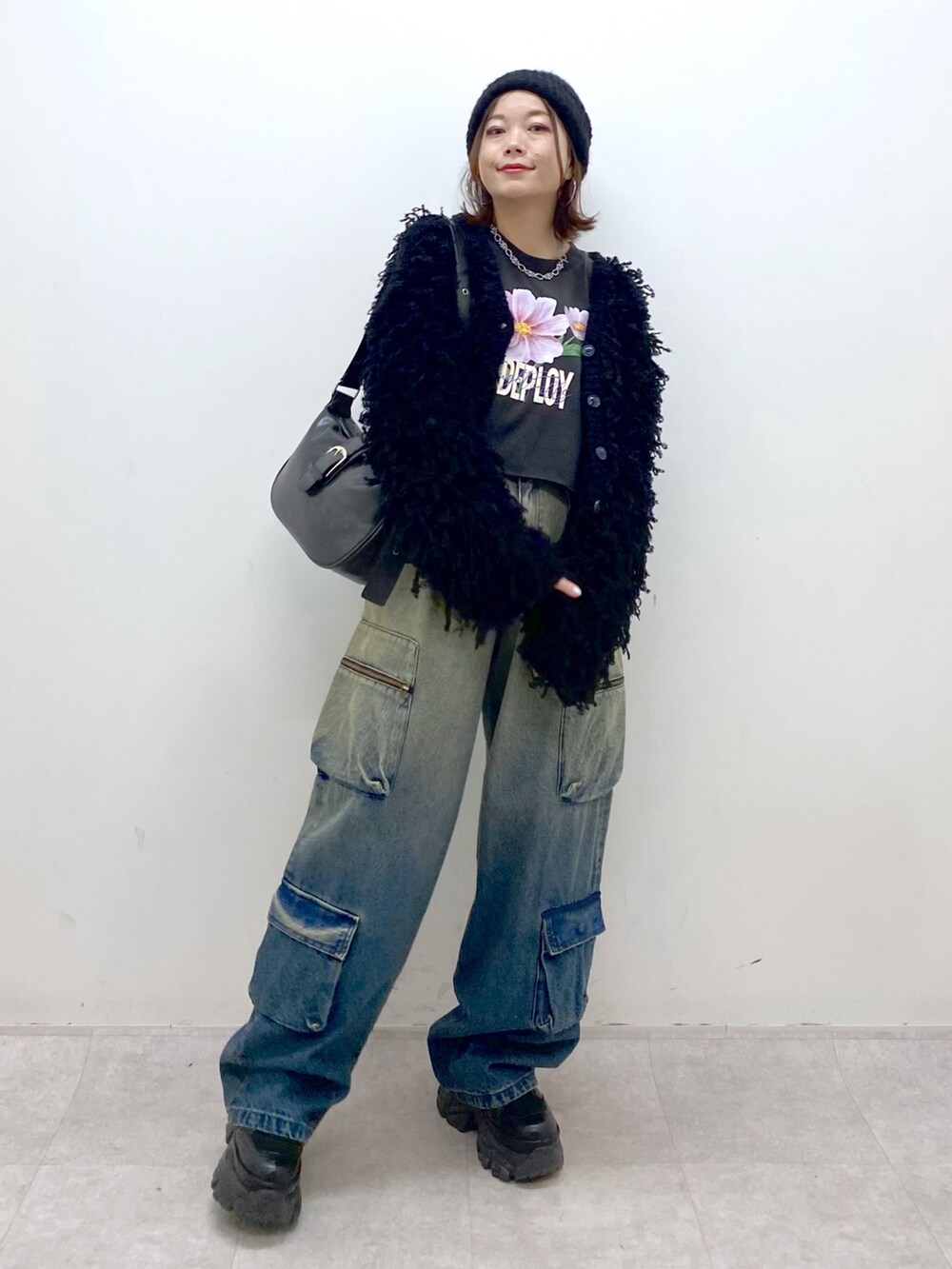 ブルー系のデニムパンツ、ブラック系のTシャツ/カットソー、ブラック系のカーディガン/ボレロを着用したレディースの秋コーディネートの5枚目の写真