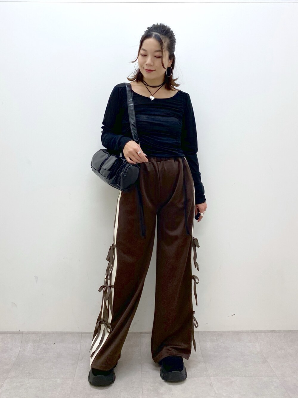ブラウン系のその他パンツ、ブラック系のTシャツ/カットソー、ブラック系のショルダーバッグを着用したレディースの夏コーディネートの4枚目の写真