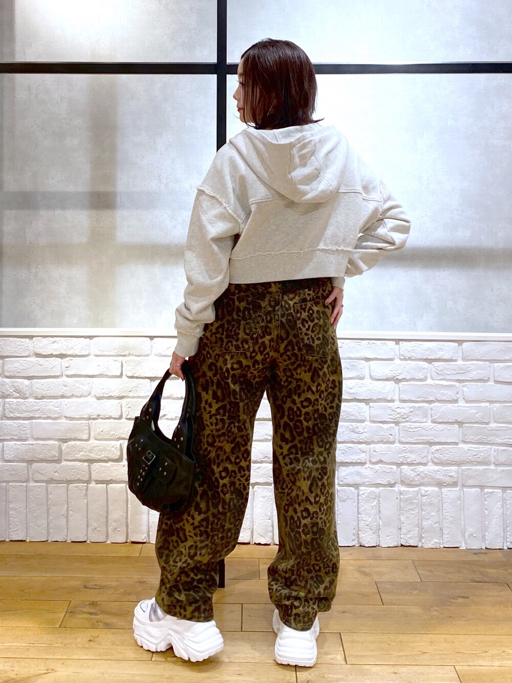 ベージュ系のパーカー、ブラック系のTシャツ/カットソー、その他のデニムパンツを着用したレディースの冬コーディネートの7枚目の写真