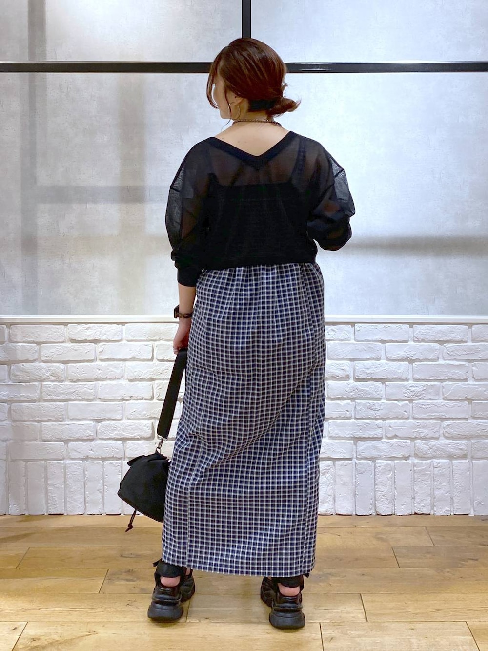 「低身長、きれいめ、若見え、夏コーデ、モード、ショルダーバッグ、PAGEBOY、サンダル、骨格ウェーブ_PAGEBOY、大人カジュアル、厚底シューズ、ワンピース、チェック、キャミワンピース、カーディガン」｜「PAGEBOYのダッドコンビスポサン（サンダル、ブラック系）」を使った、Chisaさん（レディース・154cm）の夏コーディネートの6枚目の写真