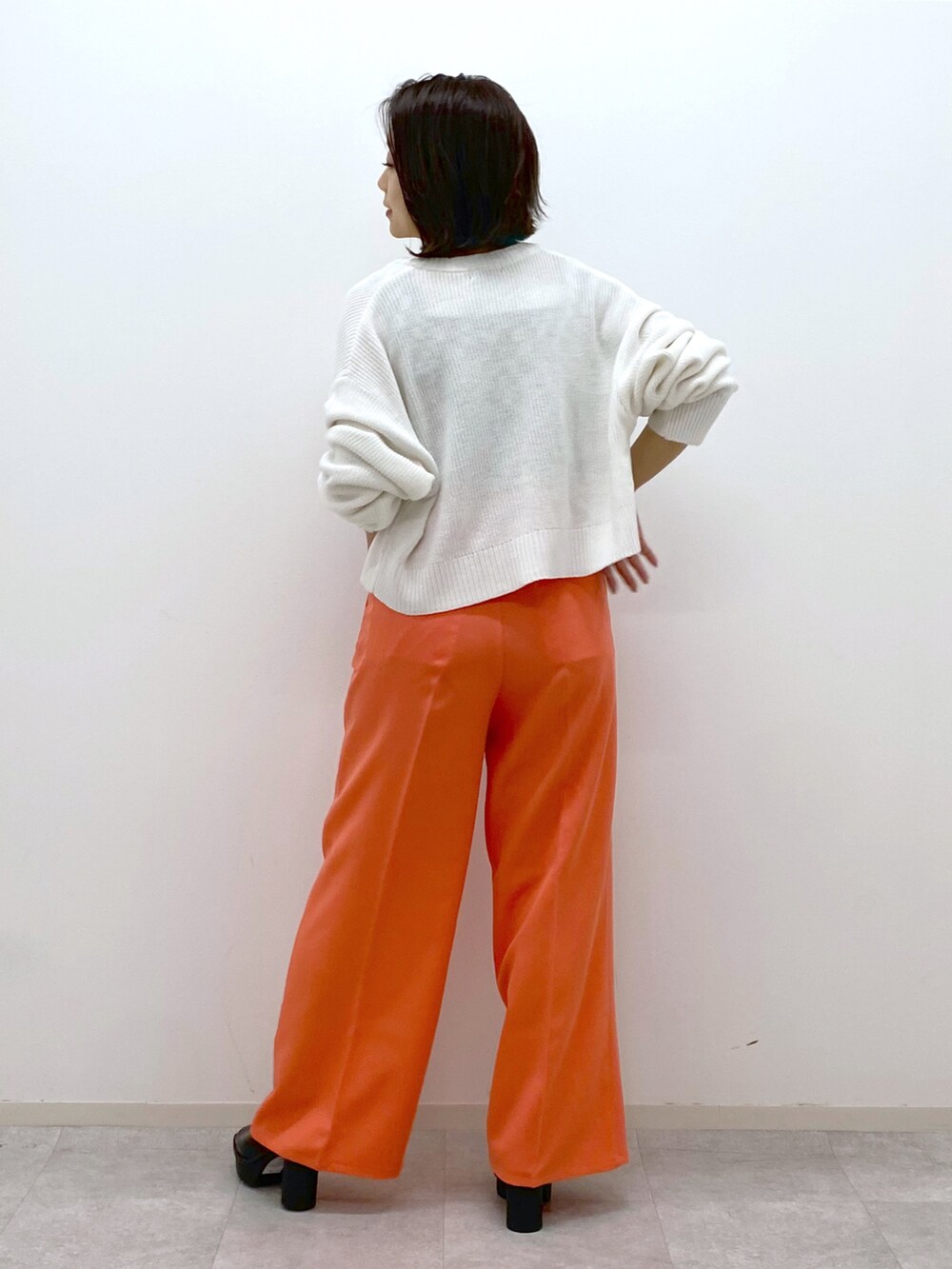 ピンク系のその他パンツ、ブラック系のタンクトップ、ホワイト系のカーディガン/ボレロを着用したレディースの春コーディネートの3枚目の写真