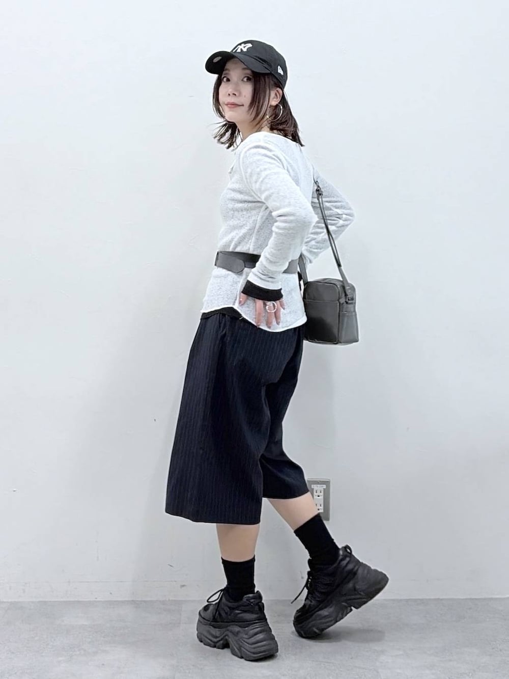 ブラック系のスニーカー、グレー系のショルダーバッグ、ブラック系のTシャツ/カットソーを着用したレディースの春コーディネートの7枚目の写真