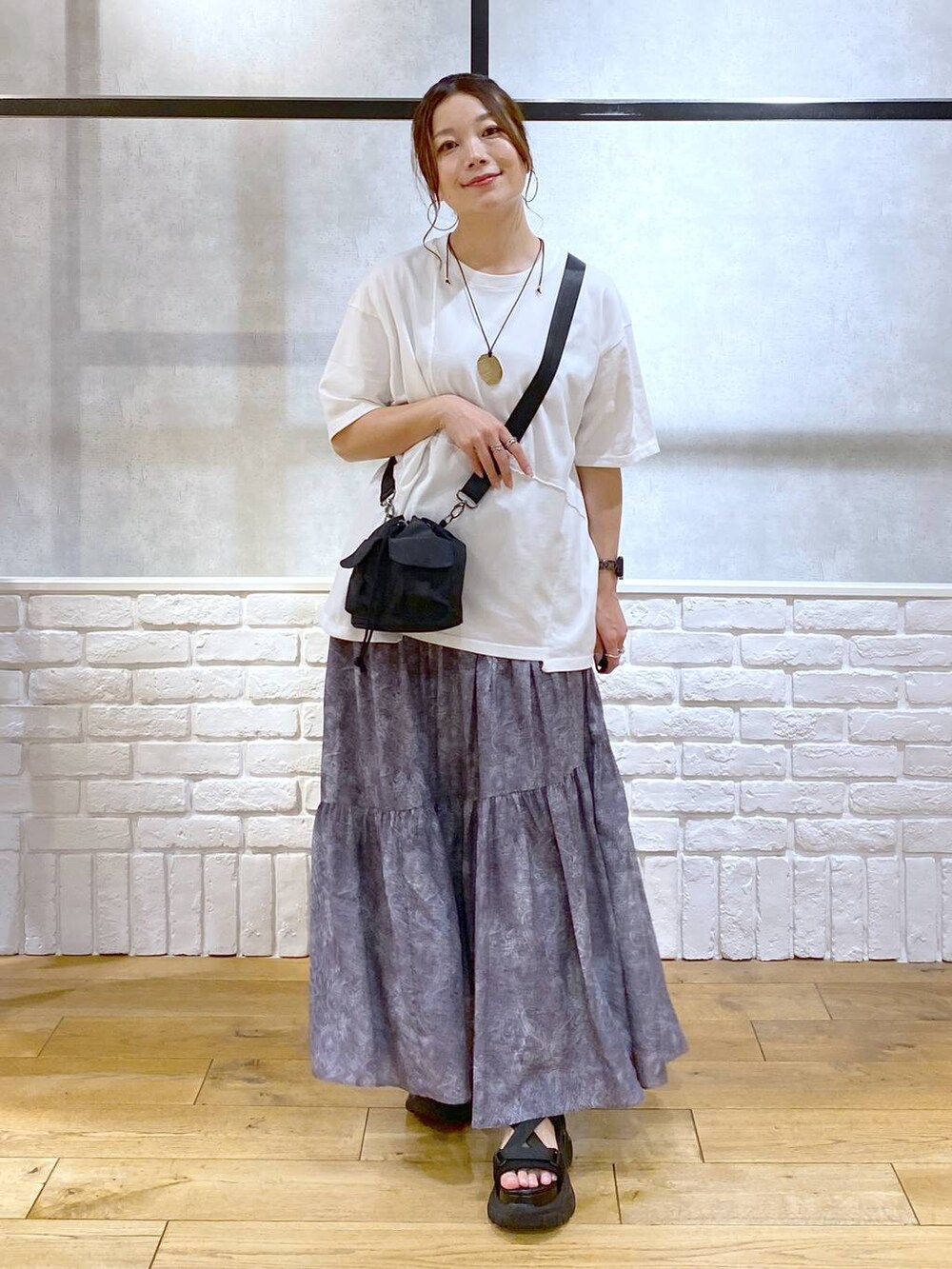 ブラック系のサンダル、ブラック系のショルダーバッグ、グレー系のスカートを着用したレディースの夏コーディネートの9枚目の写真