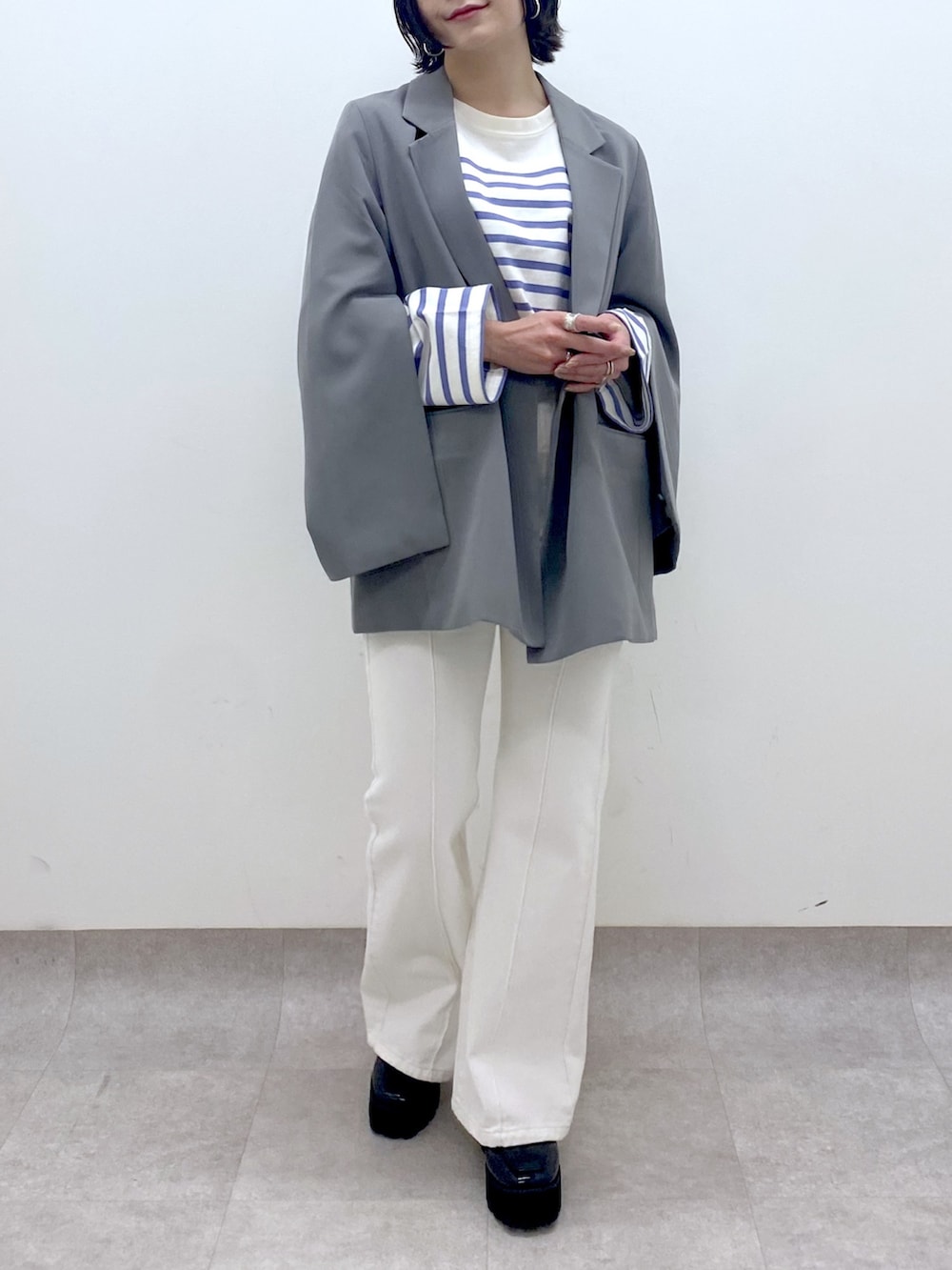 ホワイト系のパンツ、グレー系のジャケット/アウター、パープル系のトップスを着用したレディースの春コーディネートの5枚目の写真