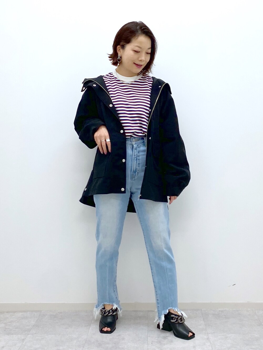 ブラック系のマウンテンパーカー、その他のTシャツ/カットソー、ブラック系のパンプスを着用したレディースの冬コーディネートの2枚目の写真