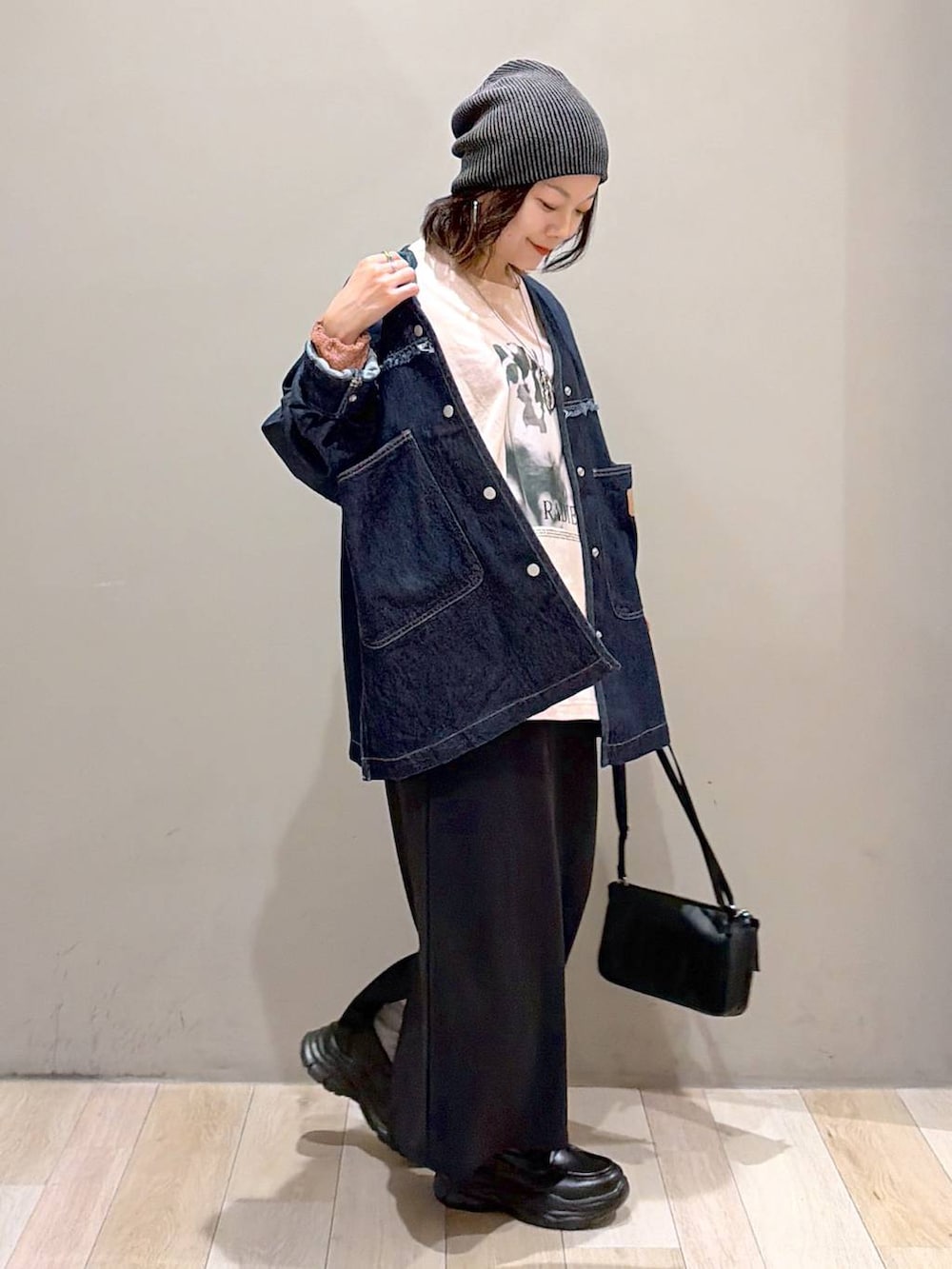 ブラック系のローファー、ブルー系のシャツ/ブラウス、ピンク系のTシャツ/カットソーを着用したレディースの夏コーディネートの6枚目の写真
