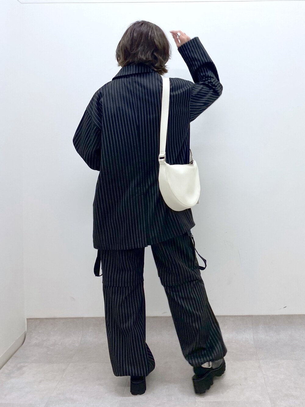 ブラック系のローファー、その他のジャケット/アウター、その他のパンツを着用したレディースの冬コーディネートの3枚目の写真