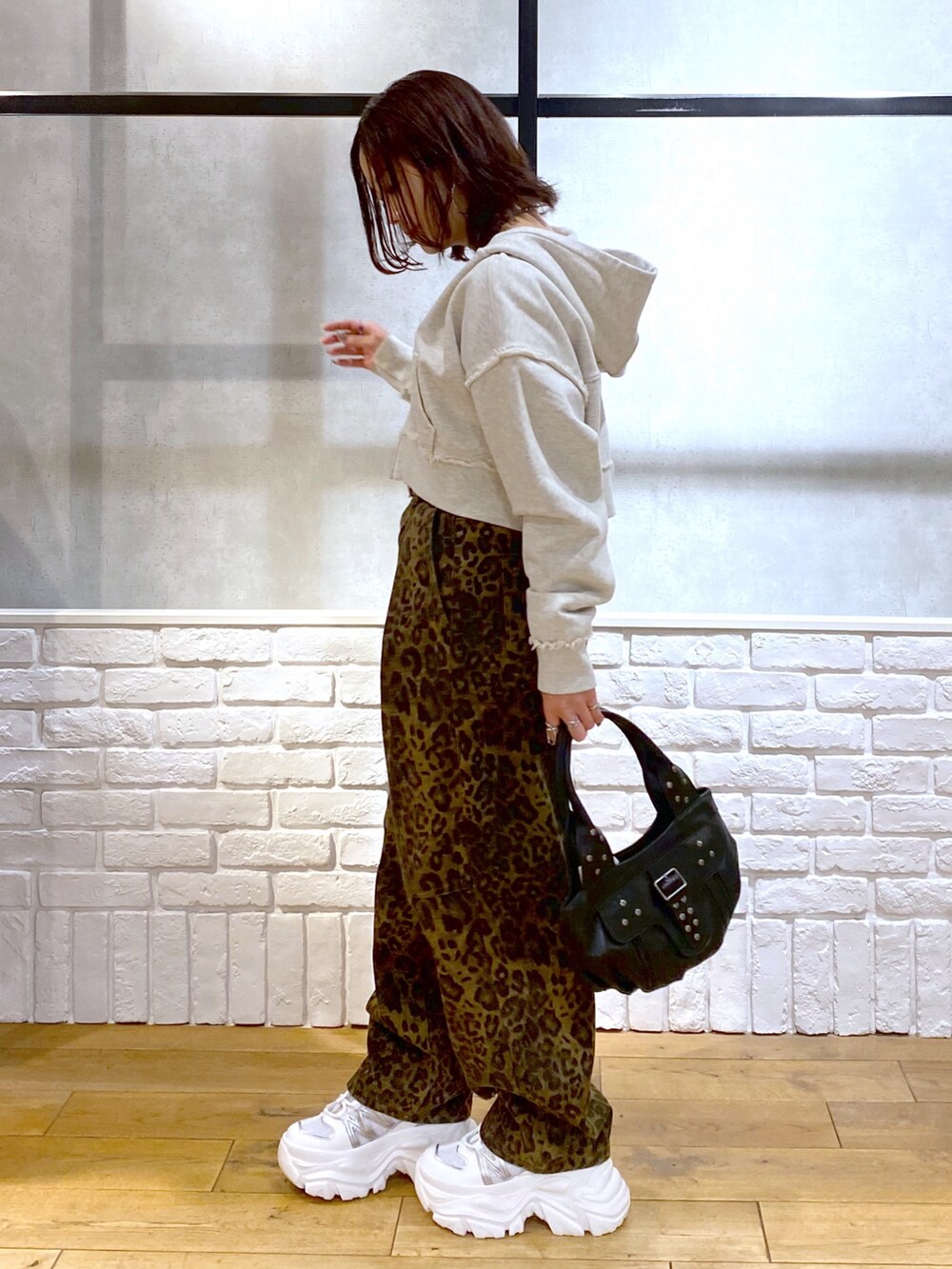 ベージュ系のパーカー、ブラック系のTシャツ/カットソー、その他のデニムパンツを着用したレディースの冬コーディネートの5枚目の写真