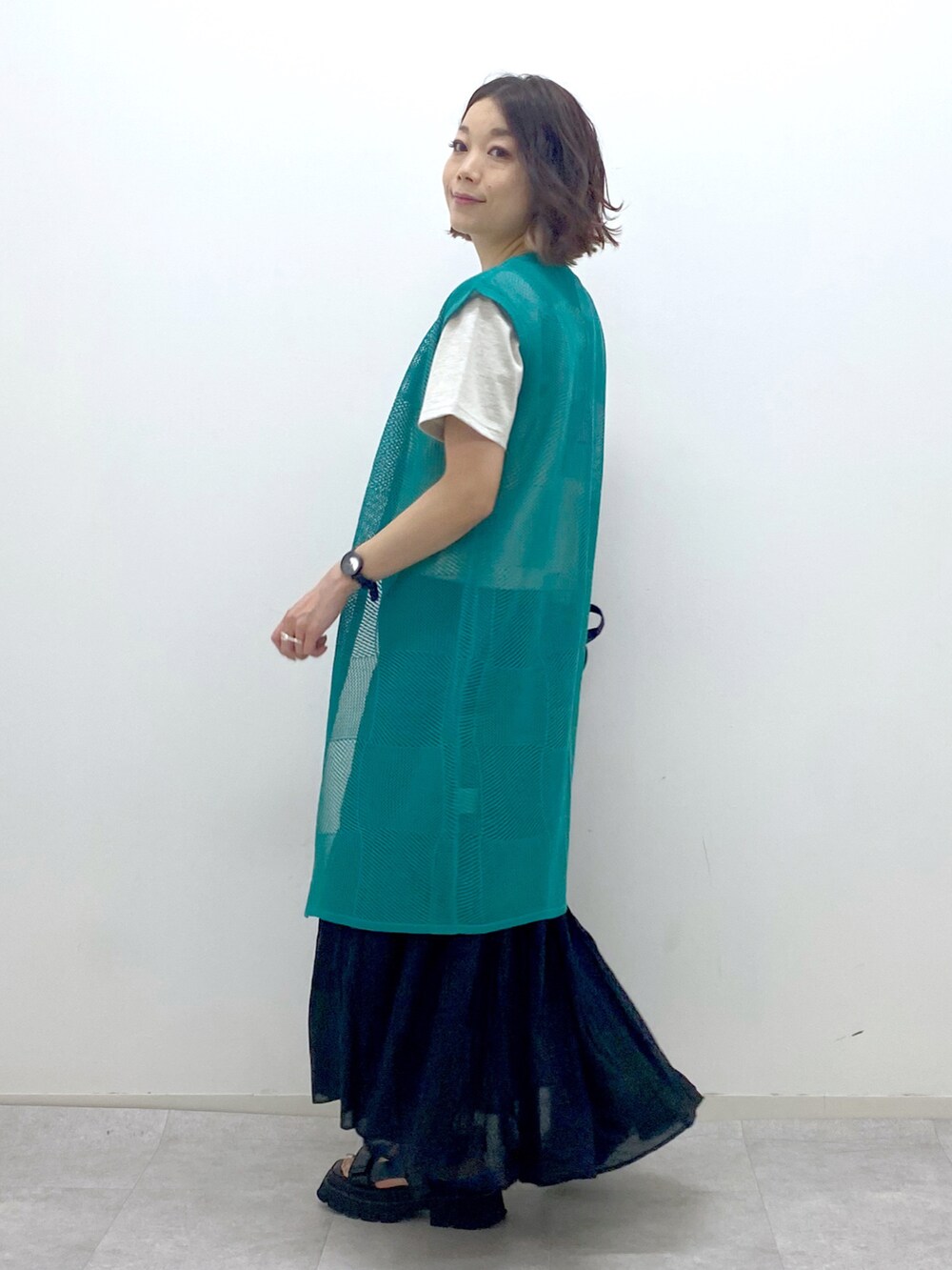 ブラック系のサンダル、ブラック系のショルダーバッグ、ブラック系のスカートを着用したレディースの春コーディネートの2枚目の写真