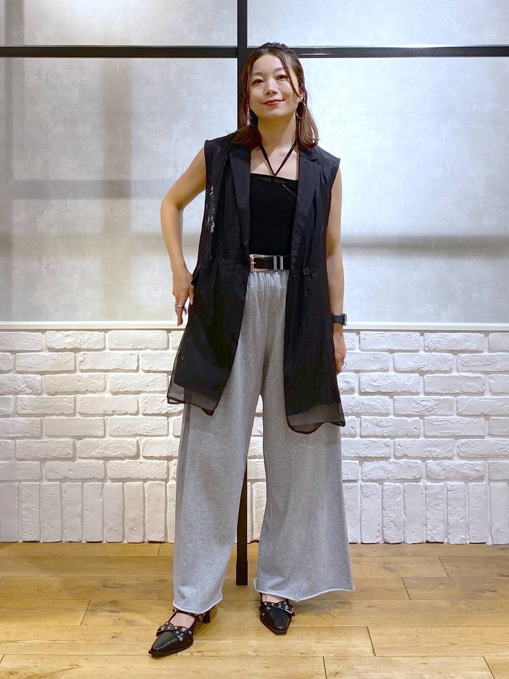 ブラック系のTシャツ/カットソー、ブラック系のパンプス、グレー系のスウェットパンツを着用したレディースの夏コーディネートの9枚目の写真