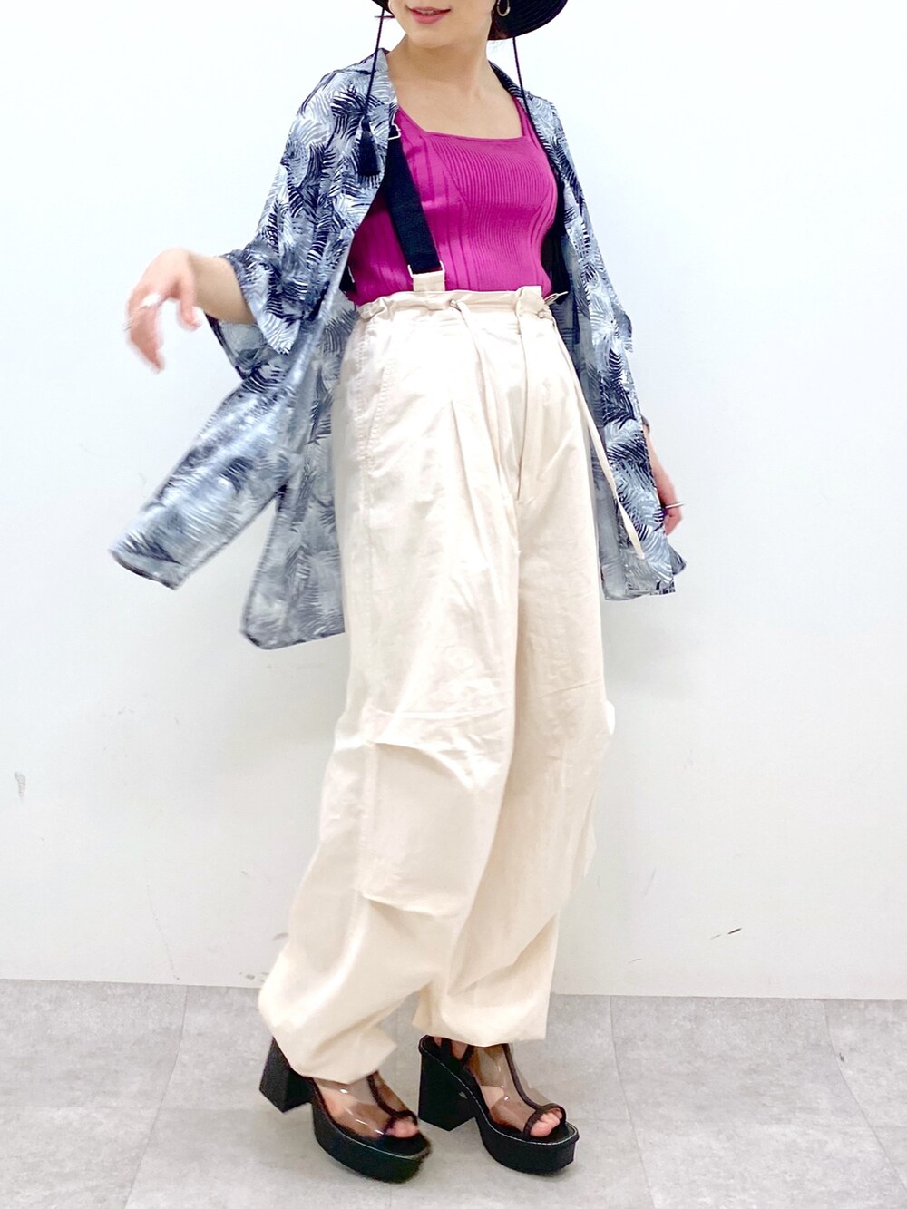 ホワイト系のその他パンツ、その他のサンダル、ピンク系のタンクトップを着用したレディースの春コーディネートの5枚目の写真