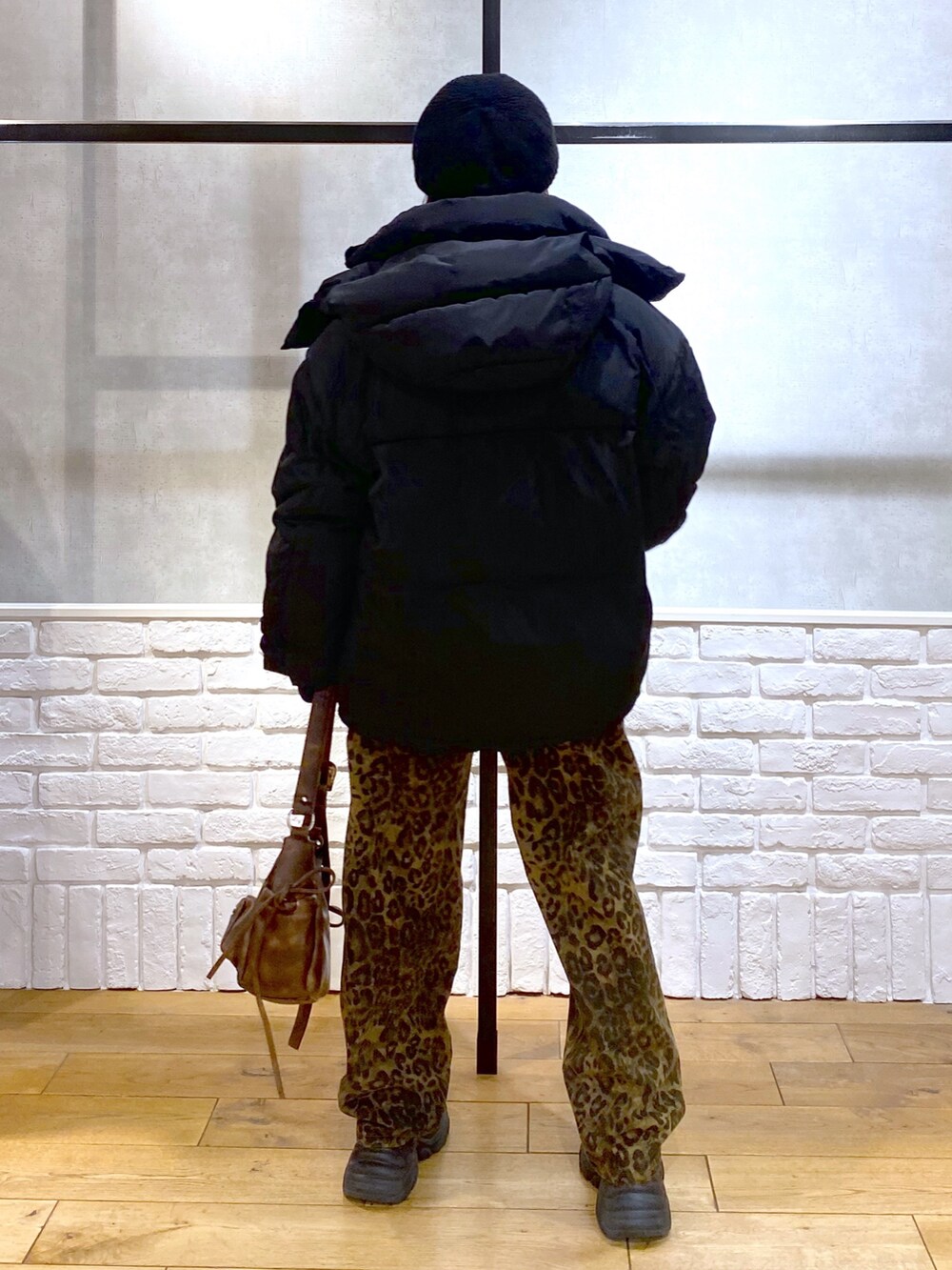 ホワイト系のニット/セーター、ブラック系のブルゾン、その他のデニムパンツを着用したレディースの冬コーディネートの7枚目の写真