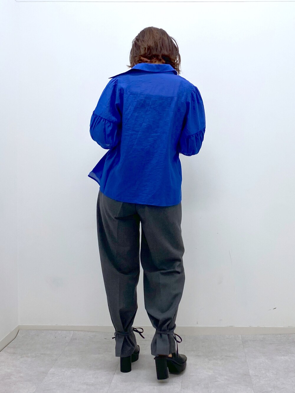 グレー系のその他パンツ、ブラック系のサンダル、ブラック系のタンクトップを着用したレディースの春コーディネートの4枚目の写真