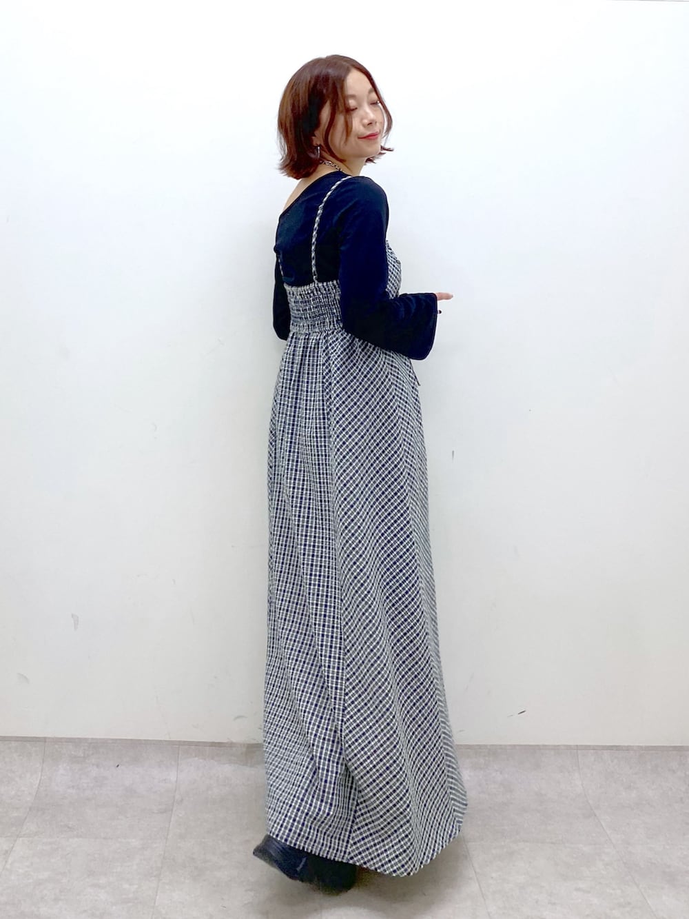 「秋服準備はじめました、お出かけコーデ、厚底シューズ、キレイめカジュアル、キャミワンピ、デートコーデ、休日スタイル、スニーカー、低身長、オトナカジュアル、秋コーデ、チェック、チェックワンピース、オフショル、モノトーン」｜「PAGEBOYのアソートチェックキャミワンピース（ワンピース、ホワイト系）」を使った、Chisaさん（レディース・154cm）の秋コーディネートの8枚目の写真
