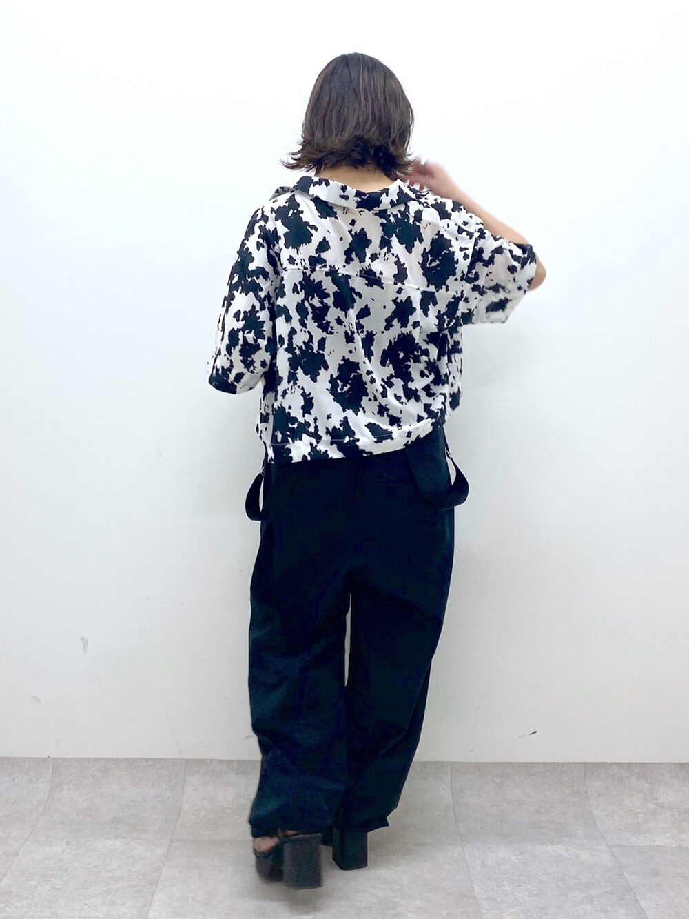 ブラック系のその他パンツ、ホワイト系のシャツ/ブラウス、ブラック系のトップスを着用したレディースの夏コーディネートの3枚目の写真