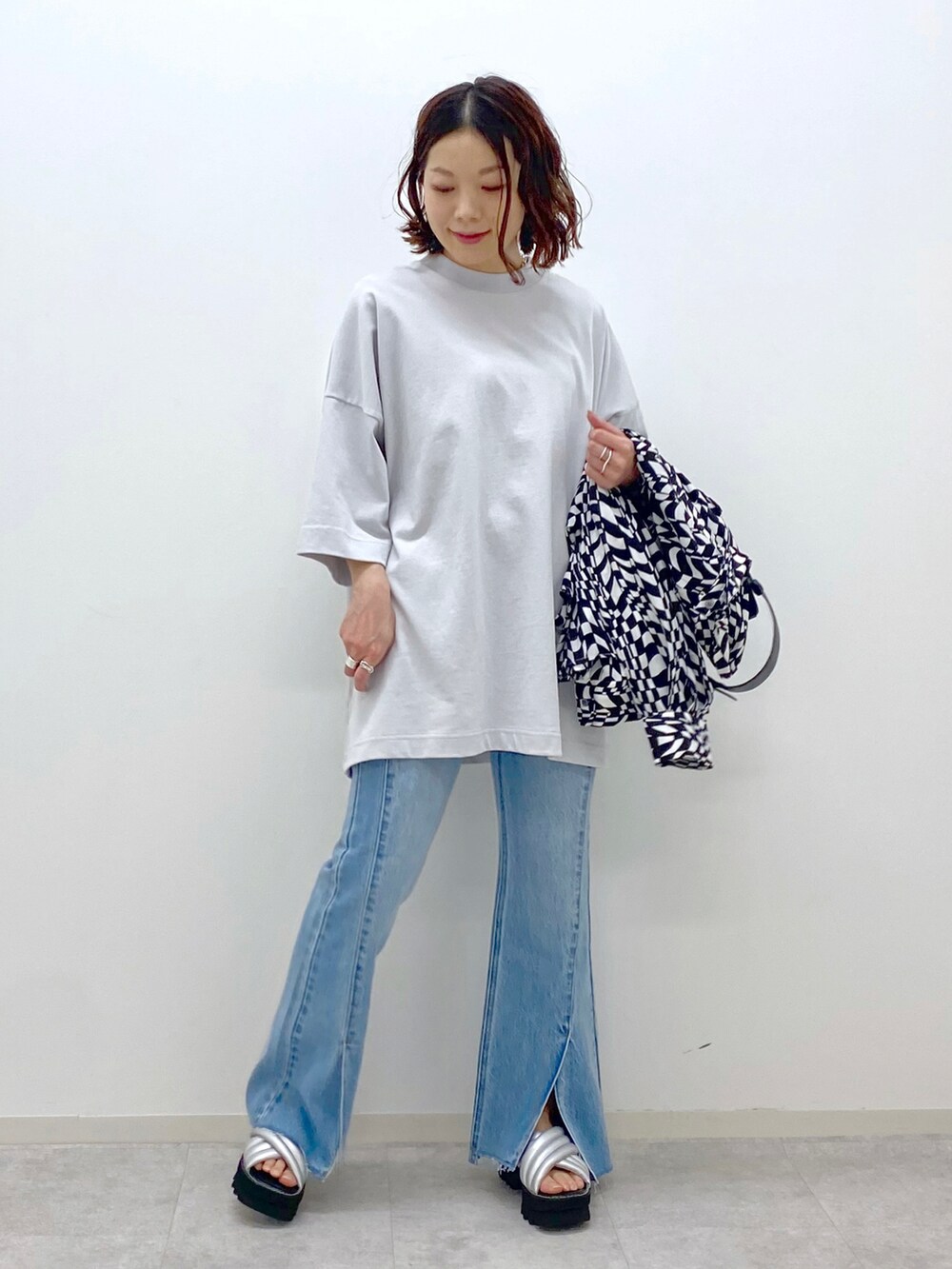 ベージュ系のTシャツ/カットソー、ブラック系のシャツ/ブラウス、ブラック系のショルダーバッグを着用したレディースの春コーディネートの2枚目の写真