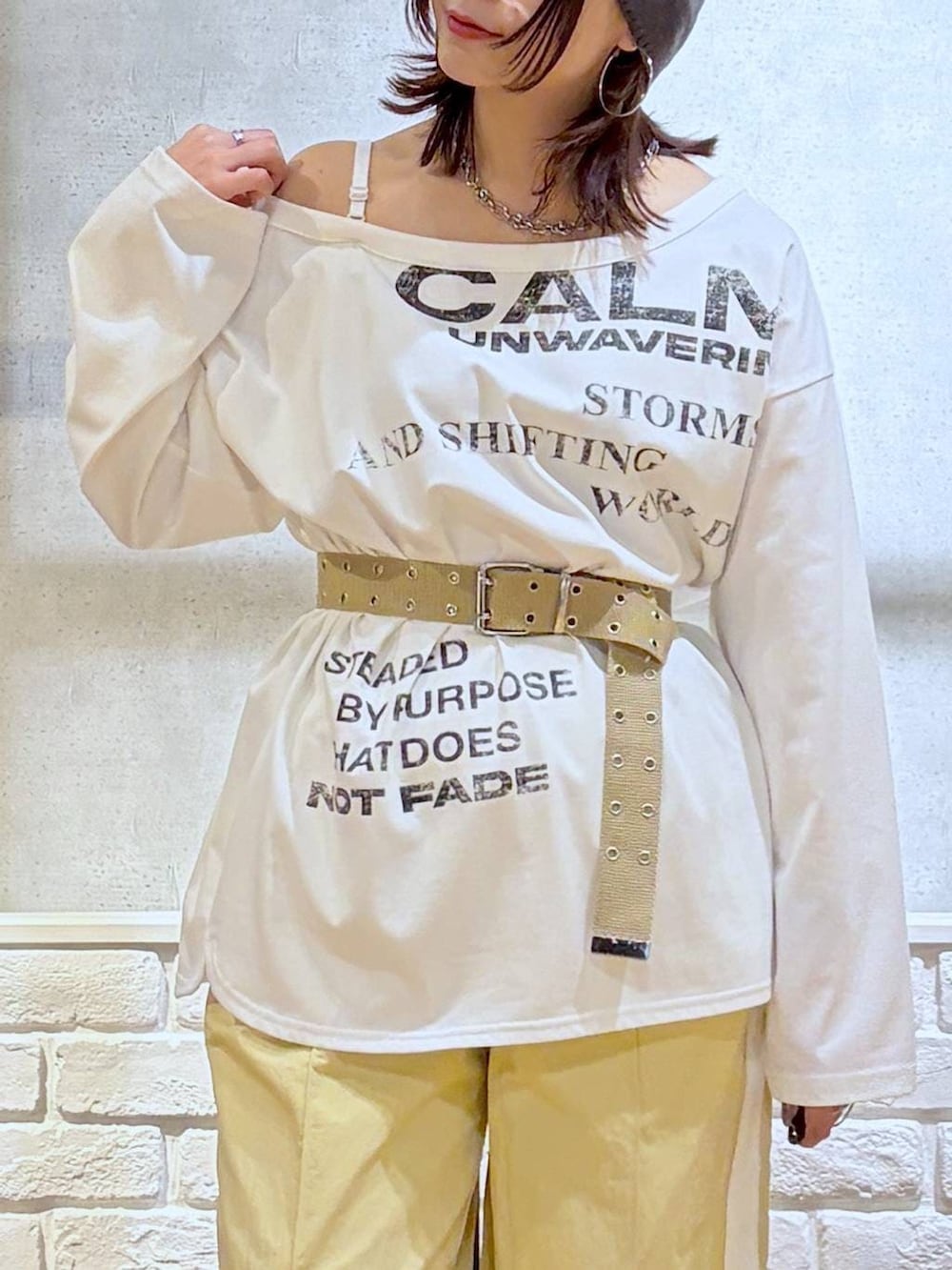 ホワイト系のスニーカー、イエロー系のスウェットパンツ、ホワイト系のTシャツ/カットソーを着用したレディースの春コーディネートの2枚目の写真