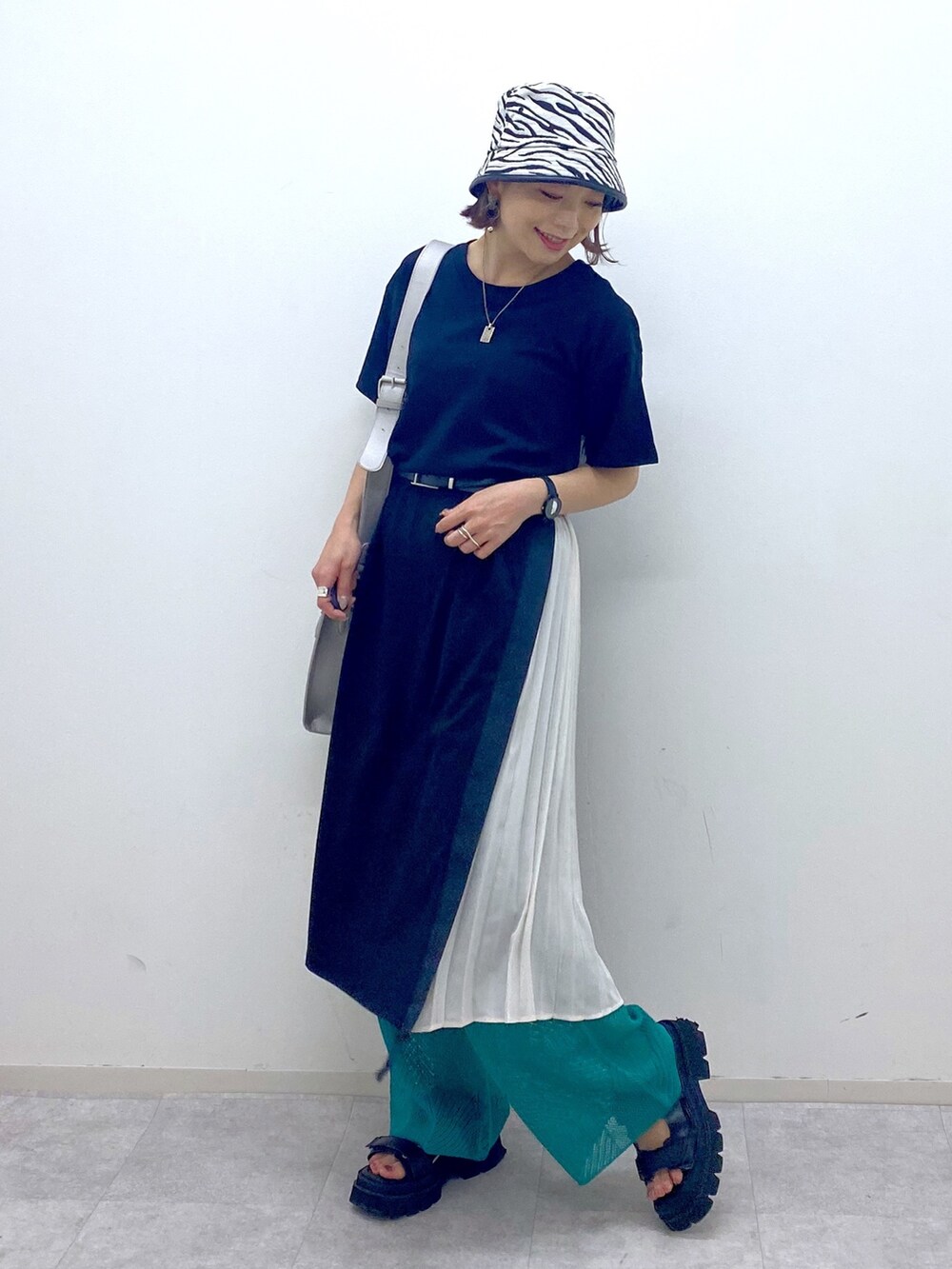 ブラック系のワンピース、ブルー系のその他パンツ、ブラック系のサンダルを着用したレディースの夏コーディネートの3枚目の写真