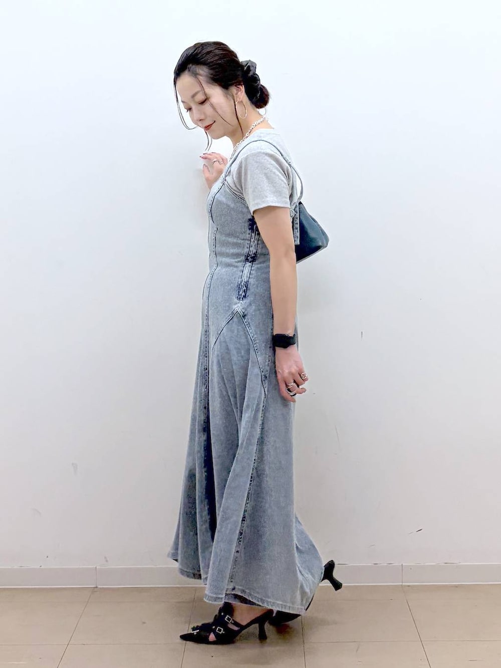 ブルー系のワンピース、グレー系のTシャツ/カットソー、ブラック系のサンダルを着用したレディースの夏コーディネートの7枚目の写真