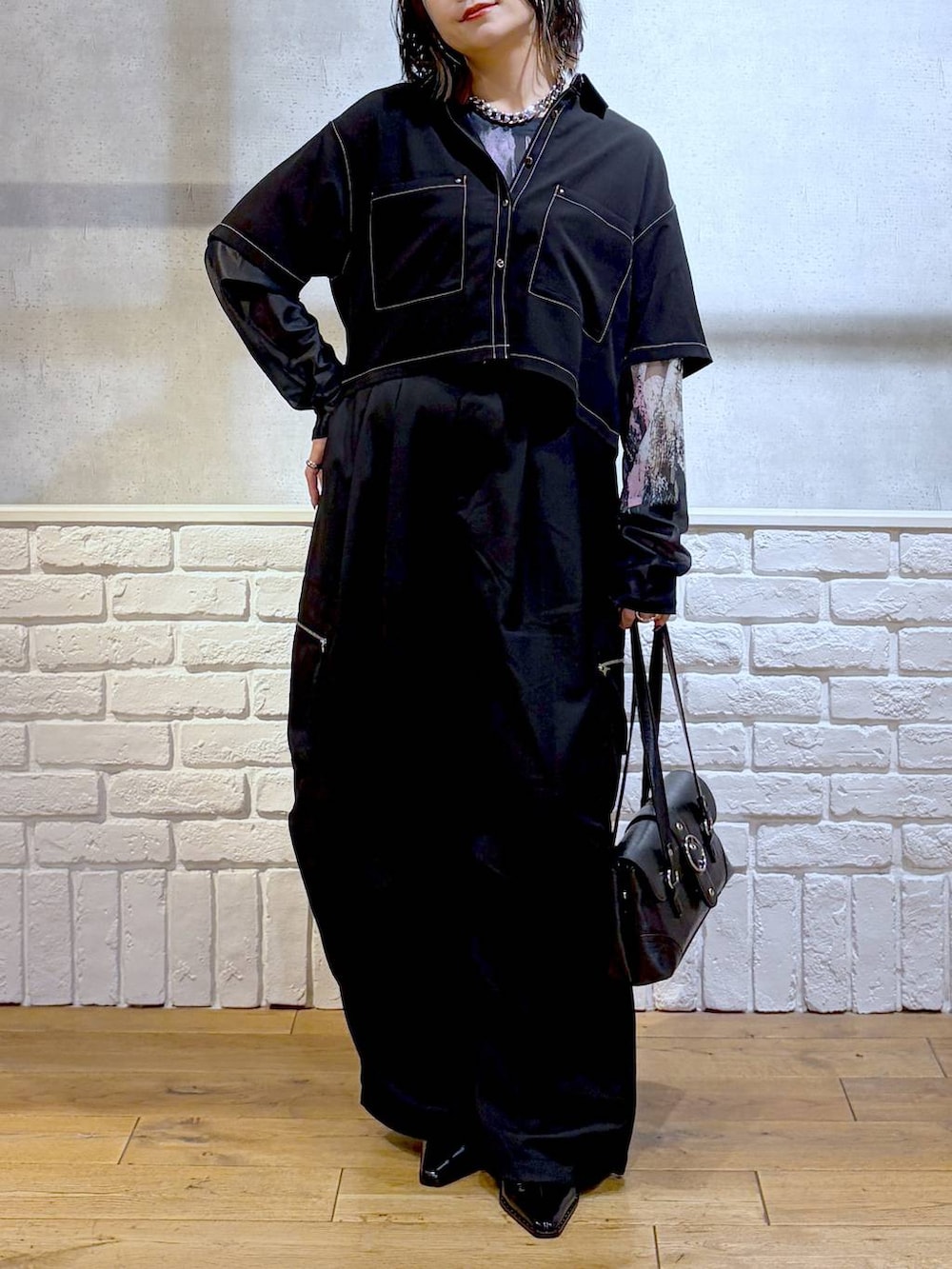 ブラック系のカーゴパンツ、ブラック系のシャツ/ブラウス、ブラック系のTシャツ/カットソーを着用したレディースの夏コーディネートの3枚目の写真