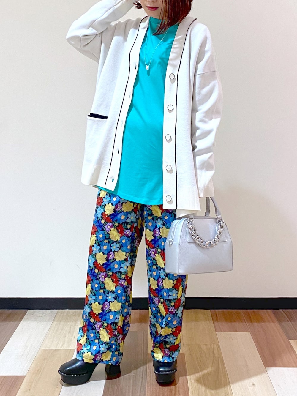 ブラック系のブーツ、シルバー系のショルダーバッグ、ホワイト系のカーディガン/ボレロを着用したレディースの冬コーディネートの5枚目の写真