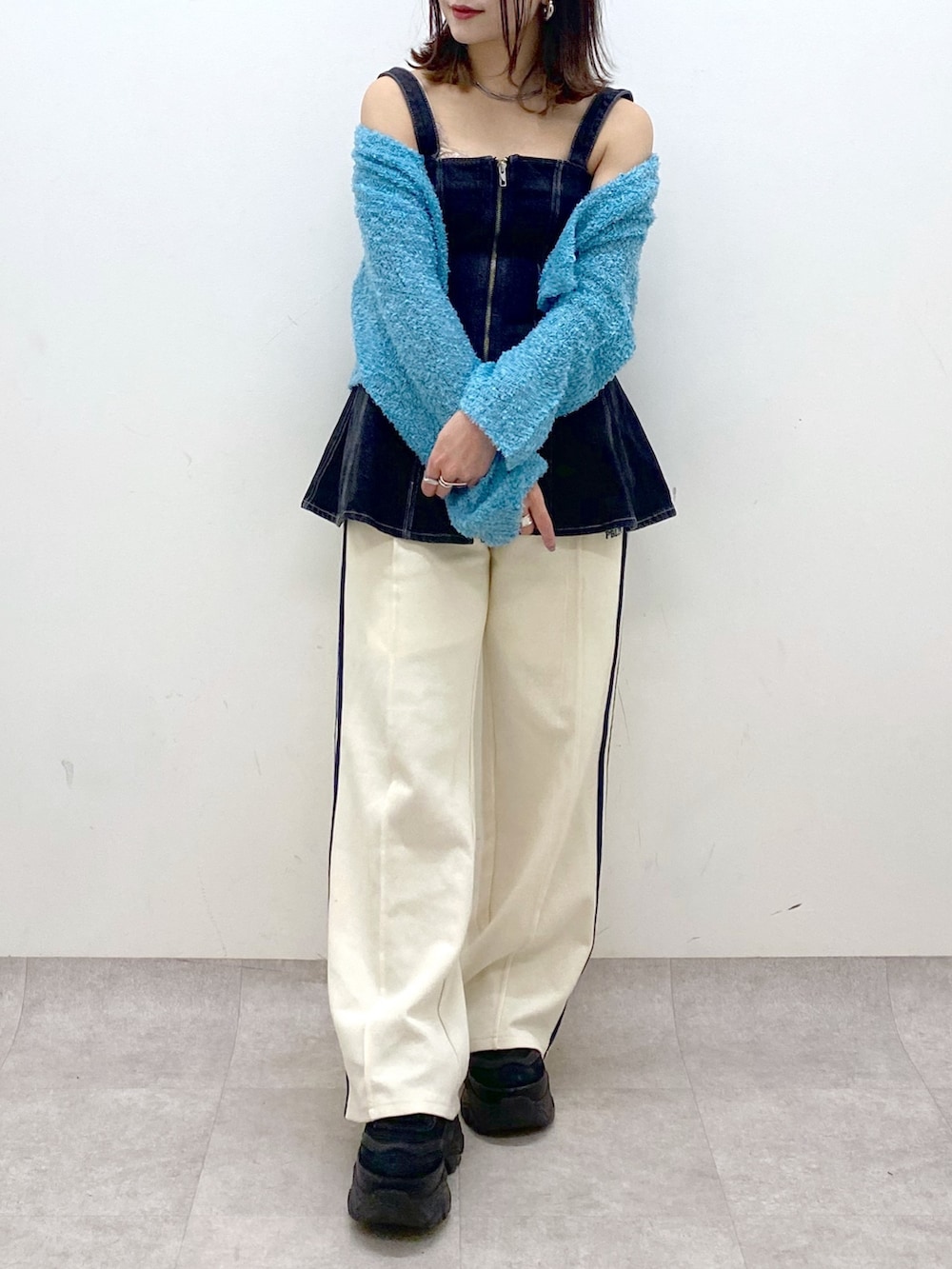 ホワイト系のその他パンツ、ブラック系のスニーカー、ブルー系のカーディガン/ボレロを着用したレディースの春コーディネートの3枚目の写真