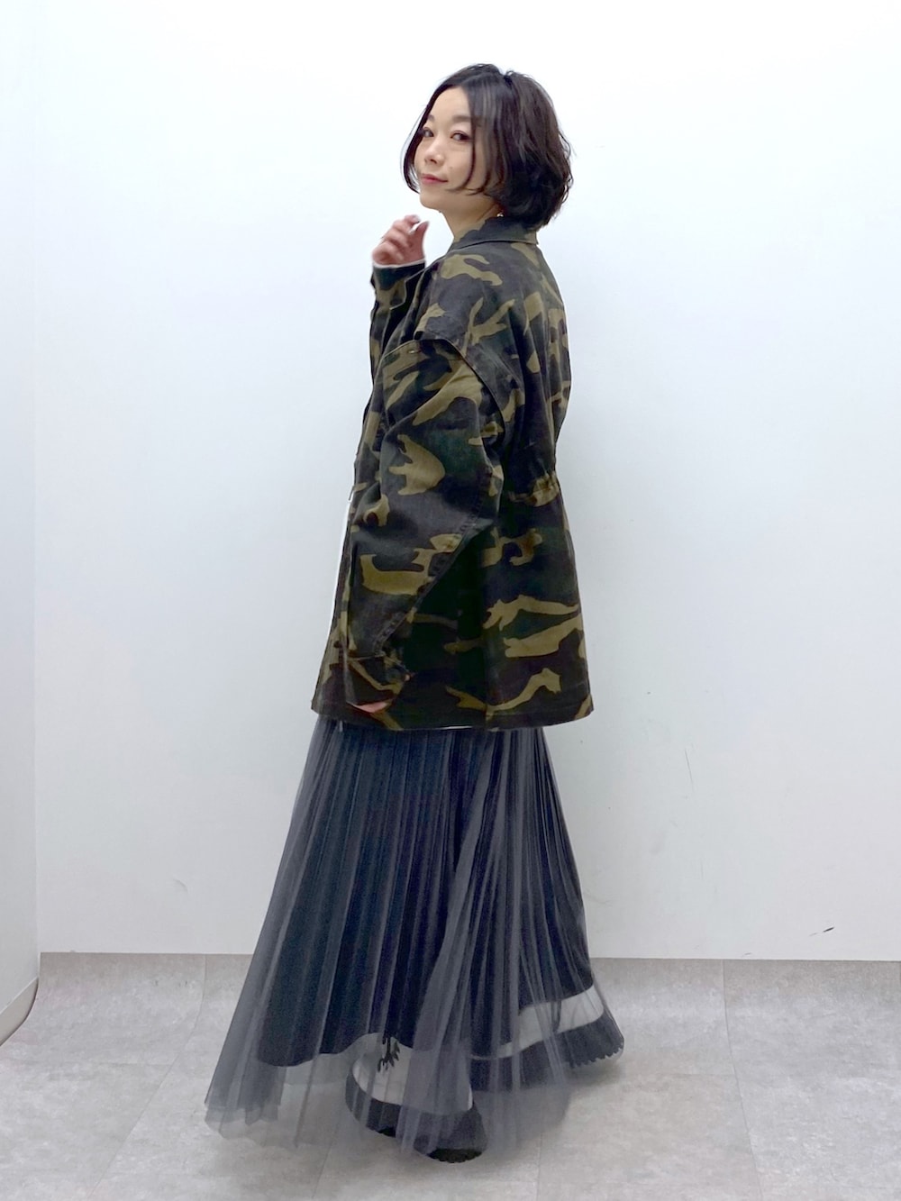 その他のジャケット/アウター、ホワイト系のTシャツ/カットソー、グレー系のスカートを着用したレディースの春コーディネートの3枚目の写真