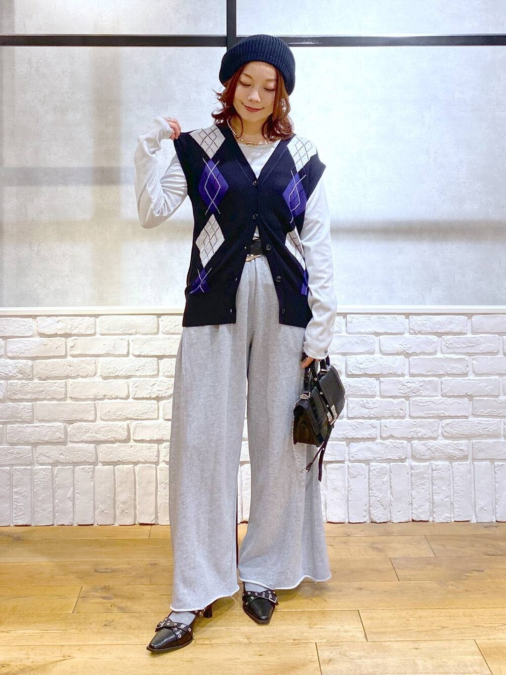 ブラック系のパンプス、グレー系のスウェットパンツ、ブラック系のハンドバッグを着用したレディースの秋コーディネートの8枚目の写真