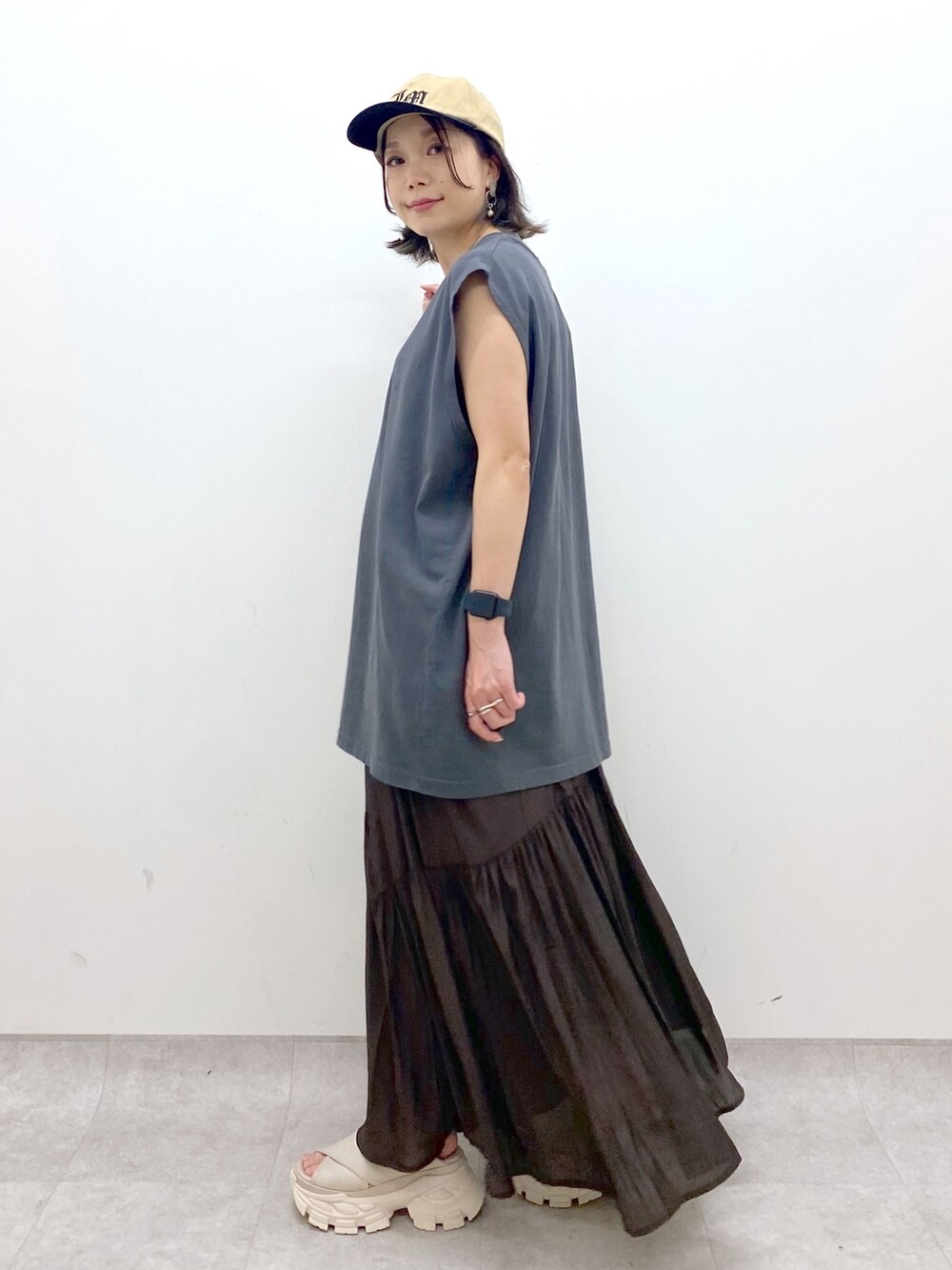 ホワイト系のサンダル、グレー系のTシャツ/カットソー、ブラウン系のワンピースを着用したレディースの夏コーディネートの5枚目の写真