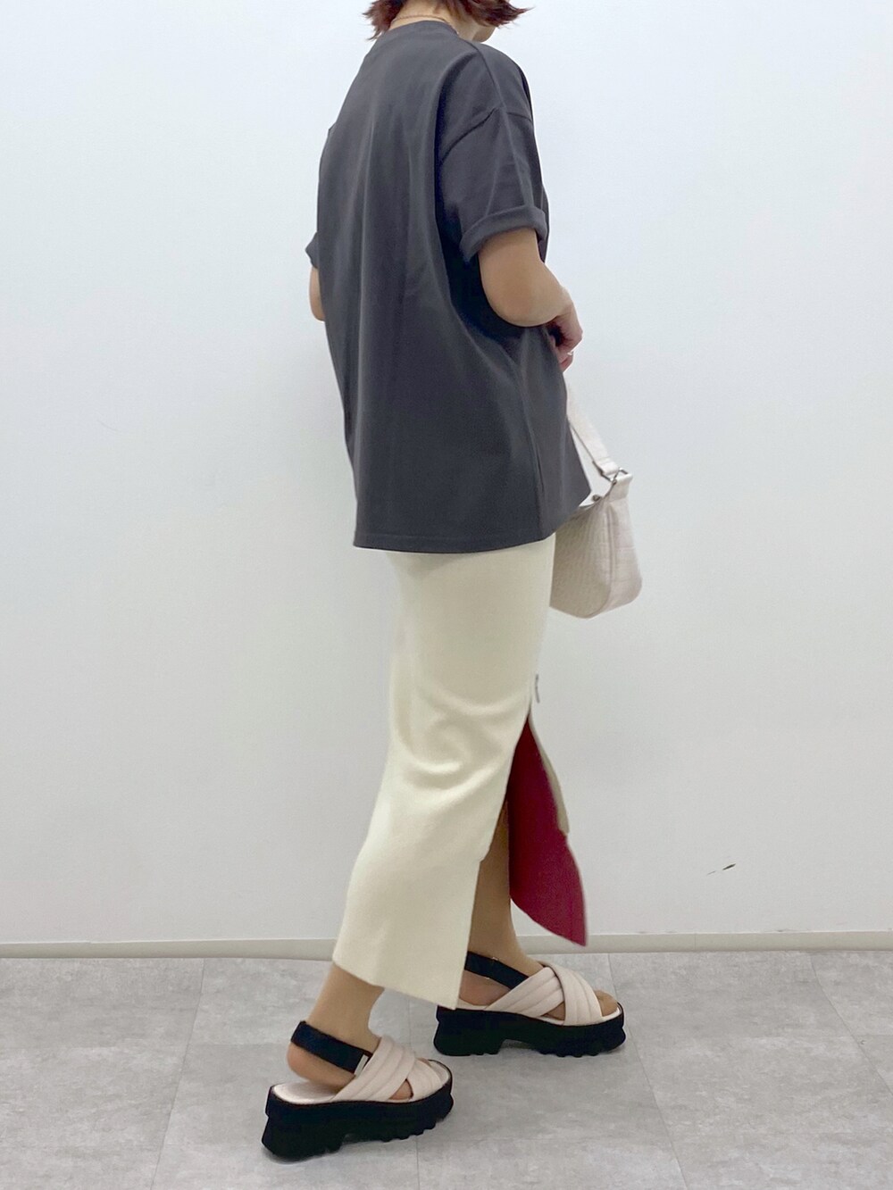 グレー系のTシャツ/カットソー、ホワイト系のショルダーバッグ、ホワイト系のスカートを着用したレディースの春コーディネートの4枚目の写真
