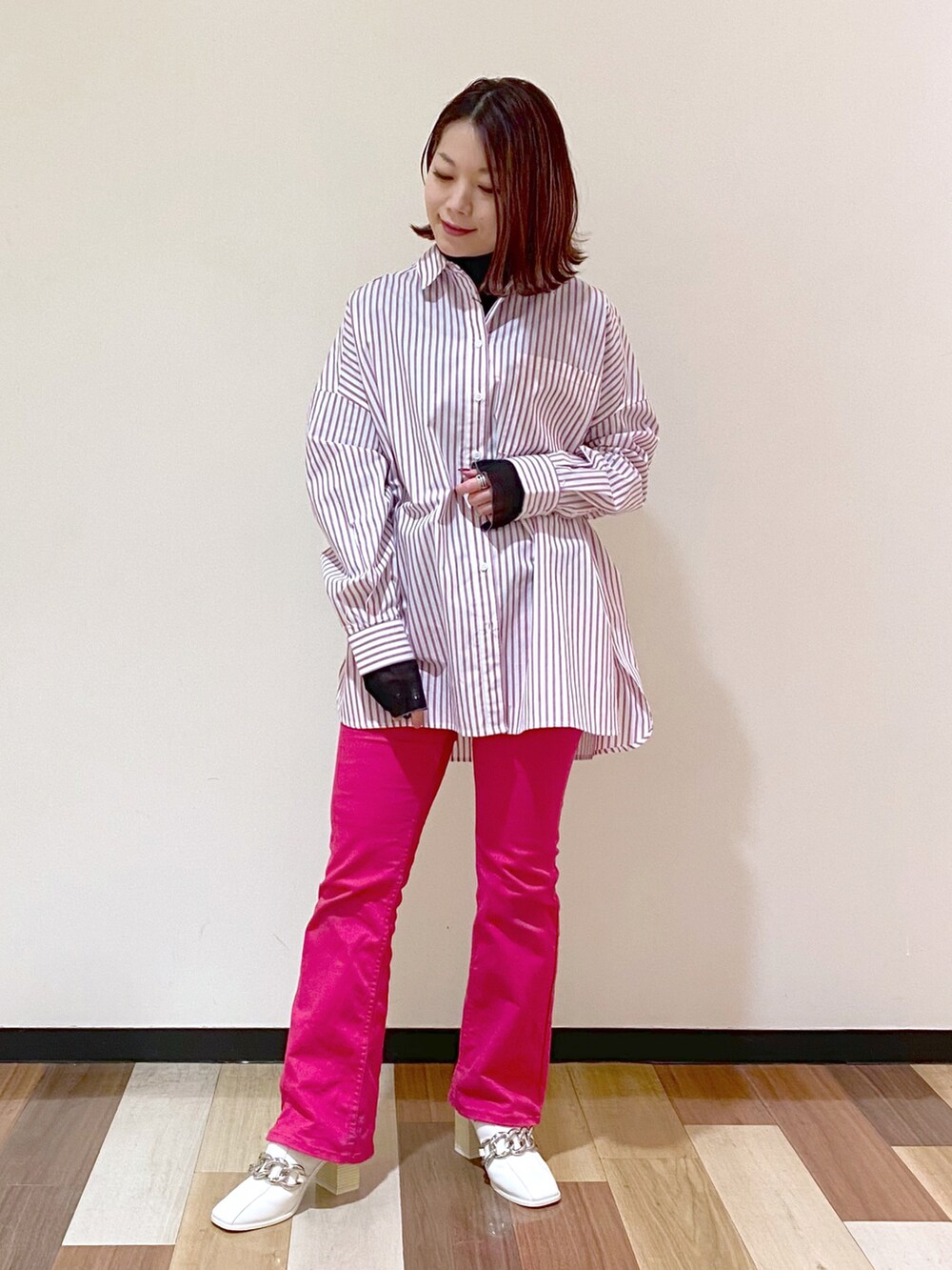 ピンク系のデニムパンツ、ホワイト系のサンダル、ピンク系のシャツ/ブラウスを着用したレディースの冬コーディネートの5枚目の写真