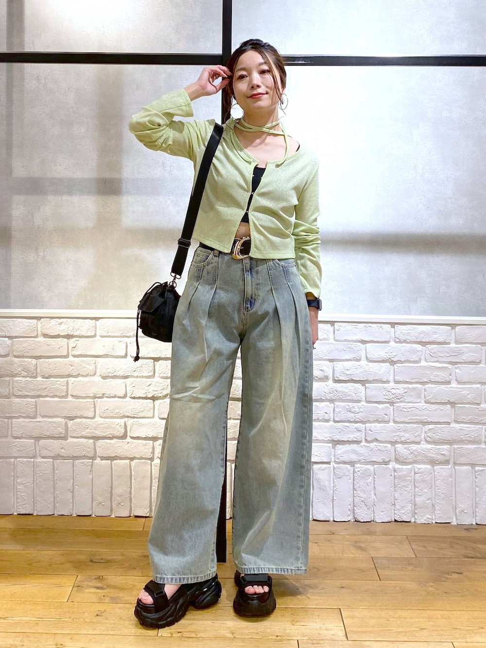 ブルー系のデニムパンツ、ブラック系のサンダル、ブラック系のキャミソールを着用したレディースの春コーディネートの9枚目の写真
