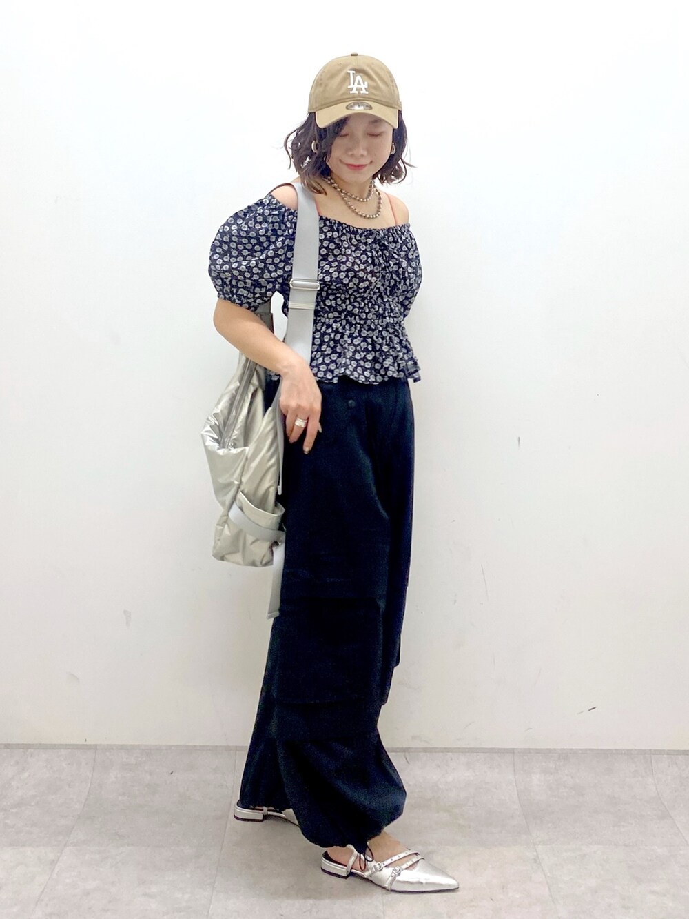 ブラック系のその他パンツ、シルバー系のショルダーバッグ、シルバー系のパンプスを着用したレディースの夏コーディネートの8枚目の写真