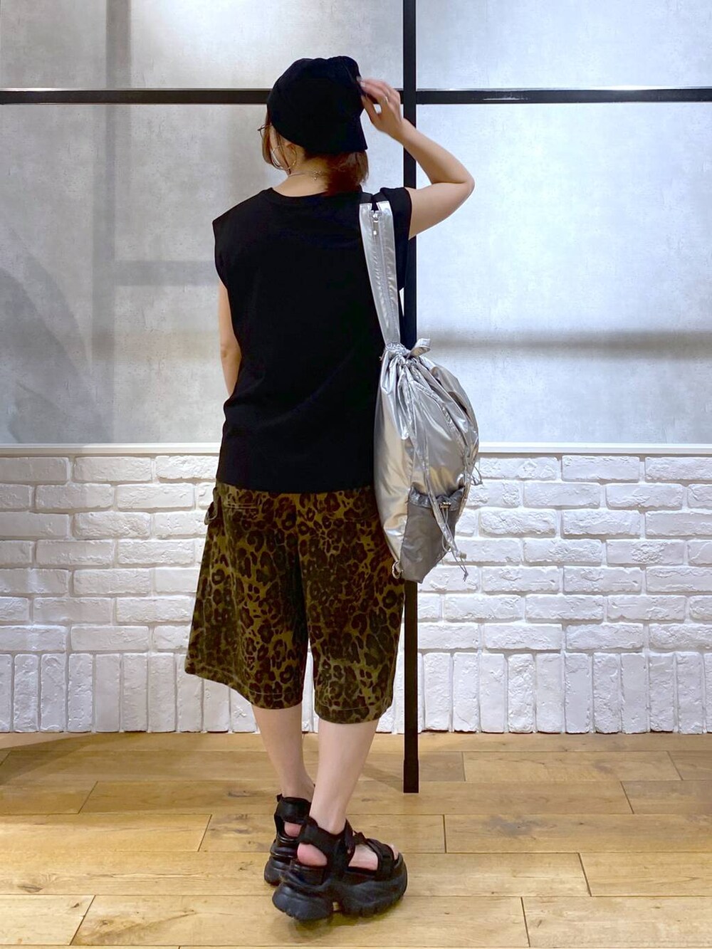 ブラック系のサンダル、シルバー系のバックパック/リュック、その他のその他パンツを着用したレディースの夏コーディネートの6枚目の写真