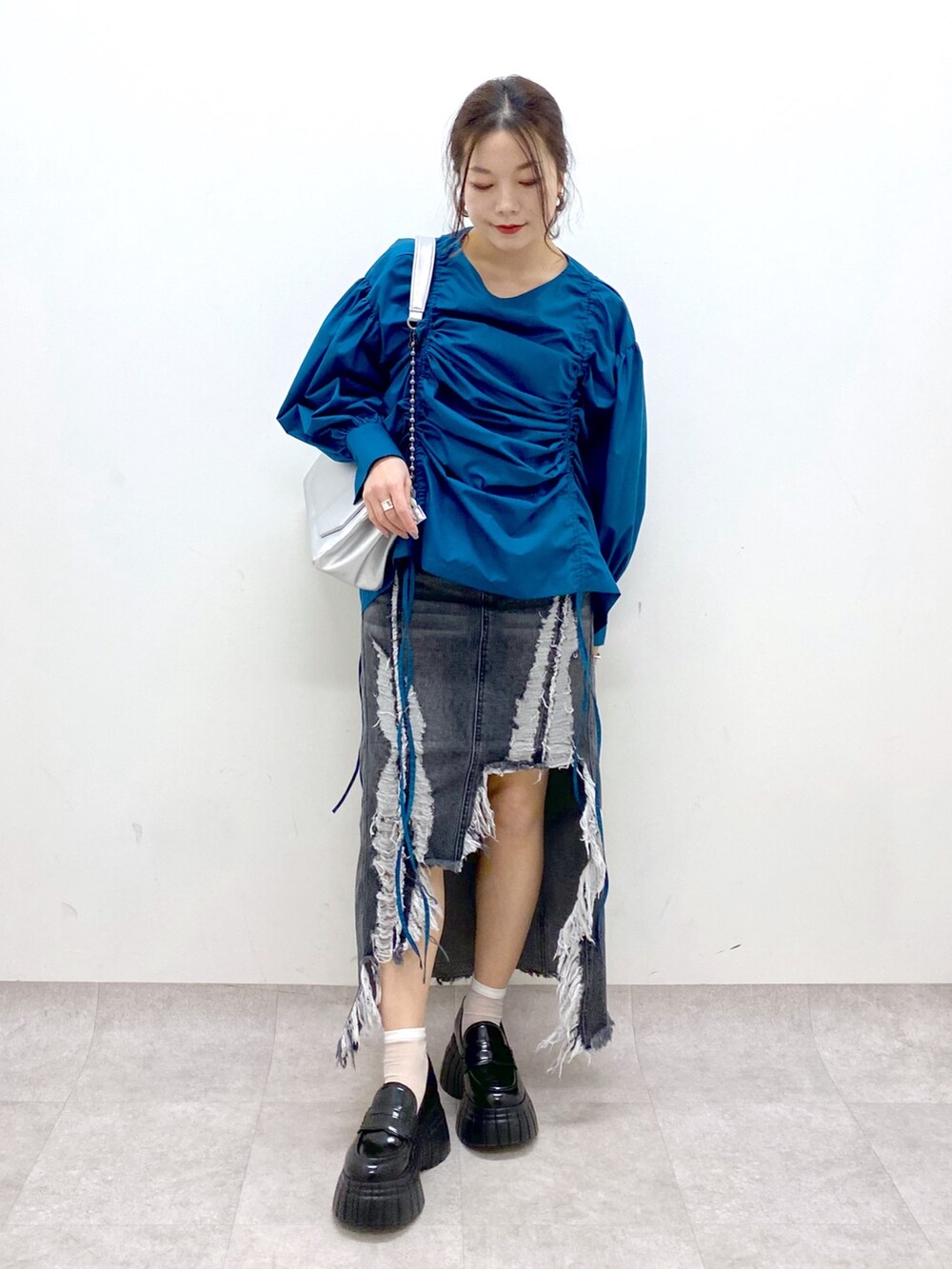Chisaさんの「ドロストオーバーミニワンピース（PAGEBOY）」を使ったコーディネートの8枚目の写真