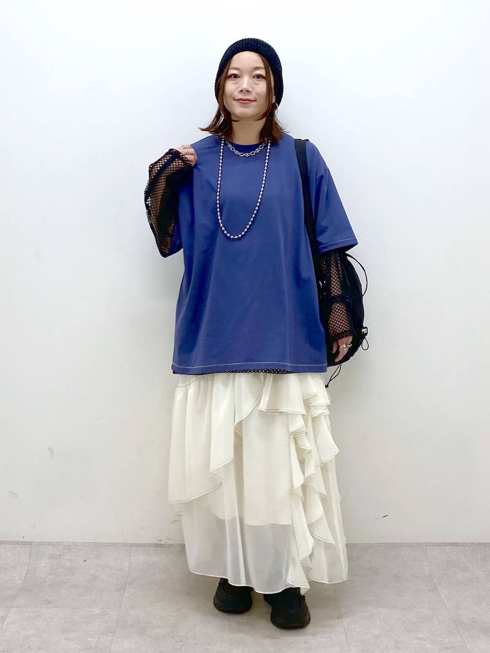 「低身長、きれいめ、若見え、春コーデ、夏コーデ、モード、PAGEBOY、どっと変わっちゃえ、骨格ウェーブ_PAGEBOY、大人カジュアル、レイヤードスタイル、Tシャツ、スカート、ロングスカート、ニット帽」｜「PAGEBOYのラメペーパービーニー（ニットキャップ/ビーニー、ブラック系）」を使った、Chisaさん（レディース・154cm）の春コーディネートの9枚目の写真