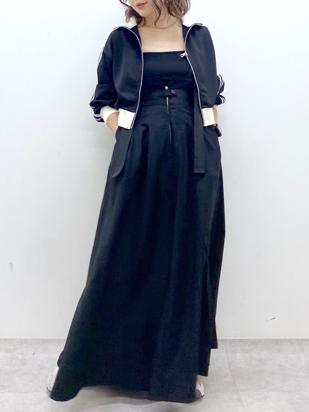 「休日スタイル、きれいめカジュアル、ストリート、キャップ、秋コーデ、お出かけコーデ、スポーツミックス、ワンピース、ロングスカート、ジャンパースカート、ラインジャージ、ショート丈トップス、低身長、オトナカジュアル、モノトーン」｜「PAGEBOYのリメイクライクジャンスカ（ジャンパースカート、ブラック系）」を使った、Chisaさん（レディース・154cm）の秋コーディネートの7枚目の写真