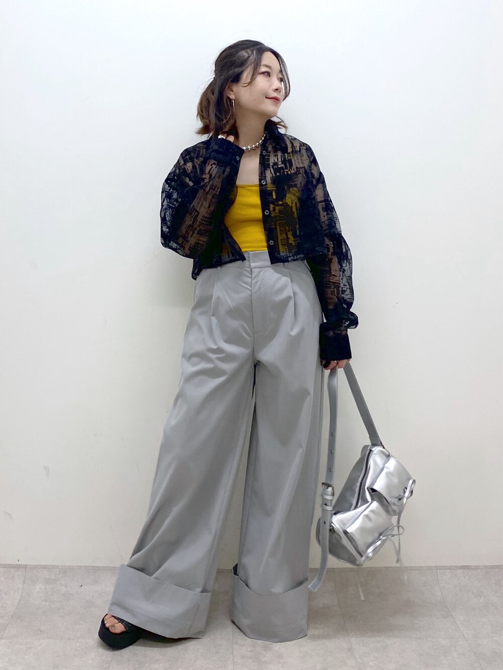 グレー系のその他パンツ、シルバー系のショルダーバッグ、ブラック系のサンダルを着用したレディースの夏コーディネートの9枚目の写真