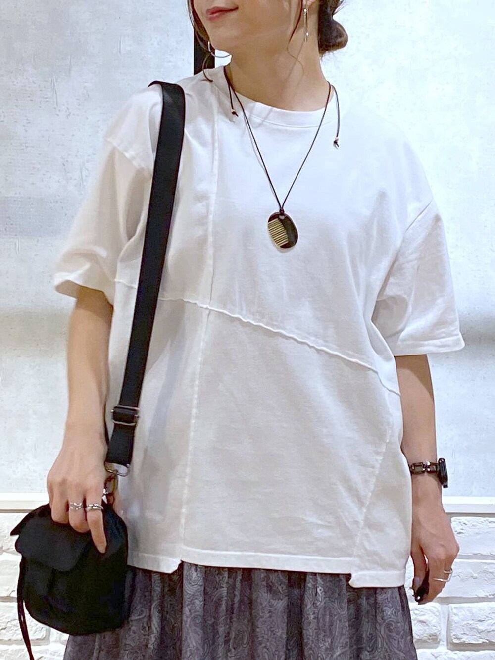 ブラック系のサンダル、ブラック系のショルダーバッグ、グレー系のスカートを着用したレディースの夏コーディネートの2枚目の写真