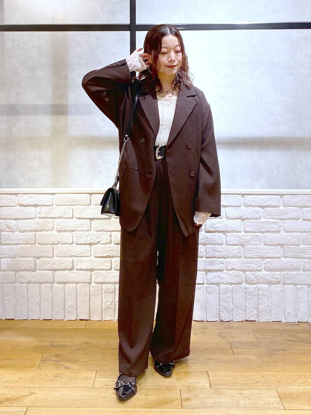 ホワイト系のキャミソール、ブラック系のパンプス、ホワイト系のTシャツ/カットソーを着用したレディースの秋コーディネートの9枚目の写真