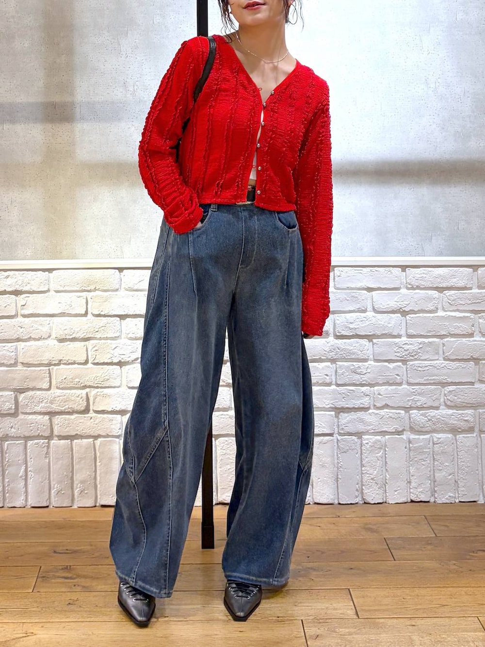 ホワイト系のキャミソール、ブラック系のハンドバッグ、ブラウン系のサンダルを着用したレディースの春コーディネートの3枚目の写真