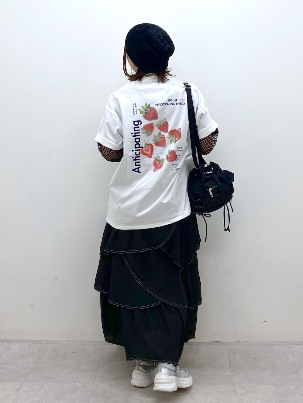 ホワイト系のTシャツ/カットソー、ブラック系のボディバッグ/ウエストポーチ、ブラック系のTシャツ/カットソーを着用したレディースの春コーディネートの6枚目の写真