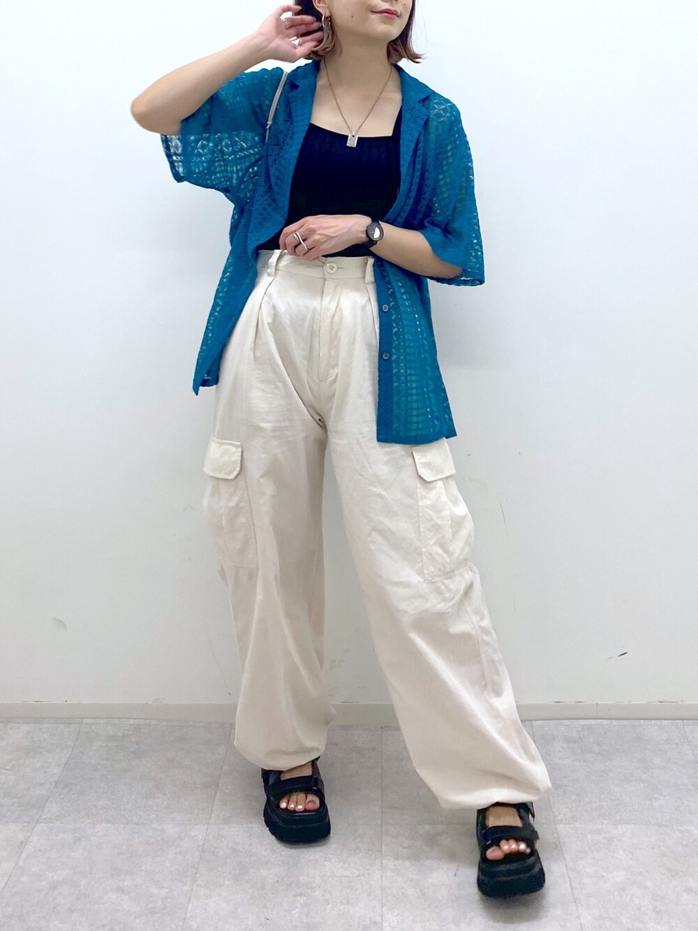 ホワイト系のカーゴパンツ、グリーン系のシャツ/ブラウス、ブラック系のタンクトップを着用したレディースの夏コーディネートの5枚目の写真