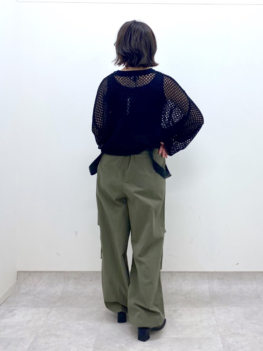 グリーン系のその他パンツ、ブラック系のシューズ、ブラック系のニット/セーターを着用したレディースの春コーディネートの3枚目の写真