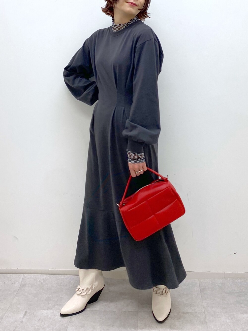 ブラック系のワンピース/ドレス、その他のその他トップス、レッド系のショルダーバッグを着用したレディースの秋コーディネートの5枚目の写真