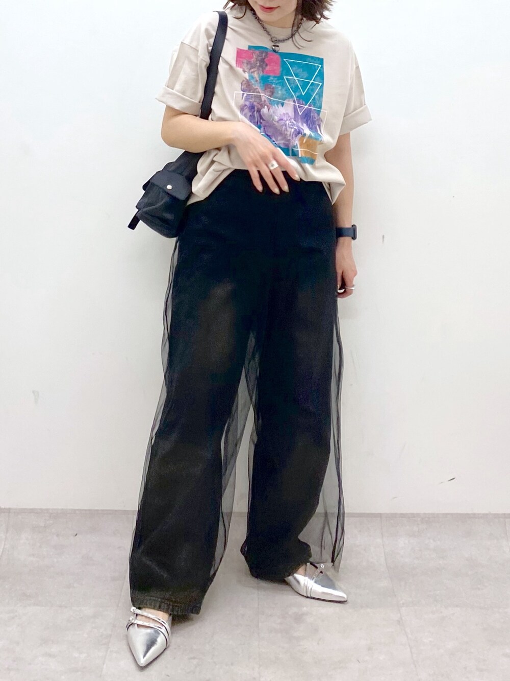 ベージュ系のTシャツ/カットソー、ブラック系のその他パンツ、ブラック系のデニムパンツを着用したレディースの夏コーディネートの3枚目の写真