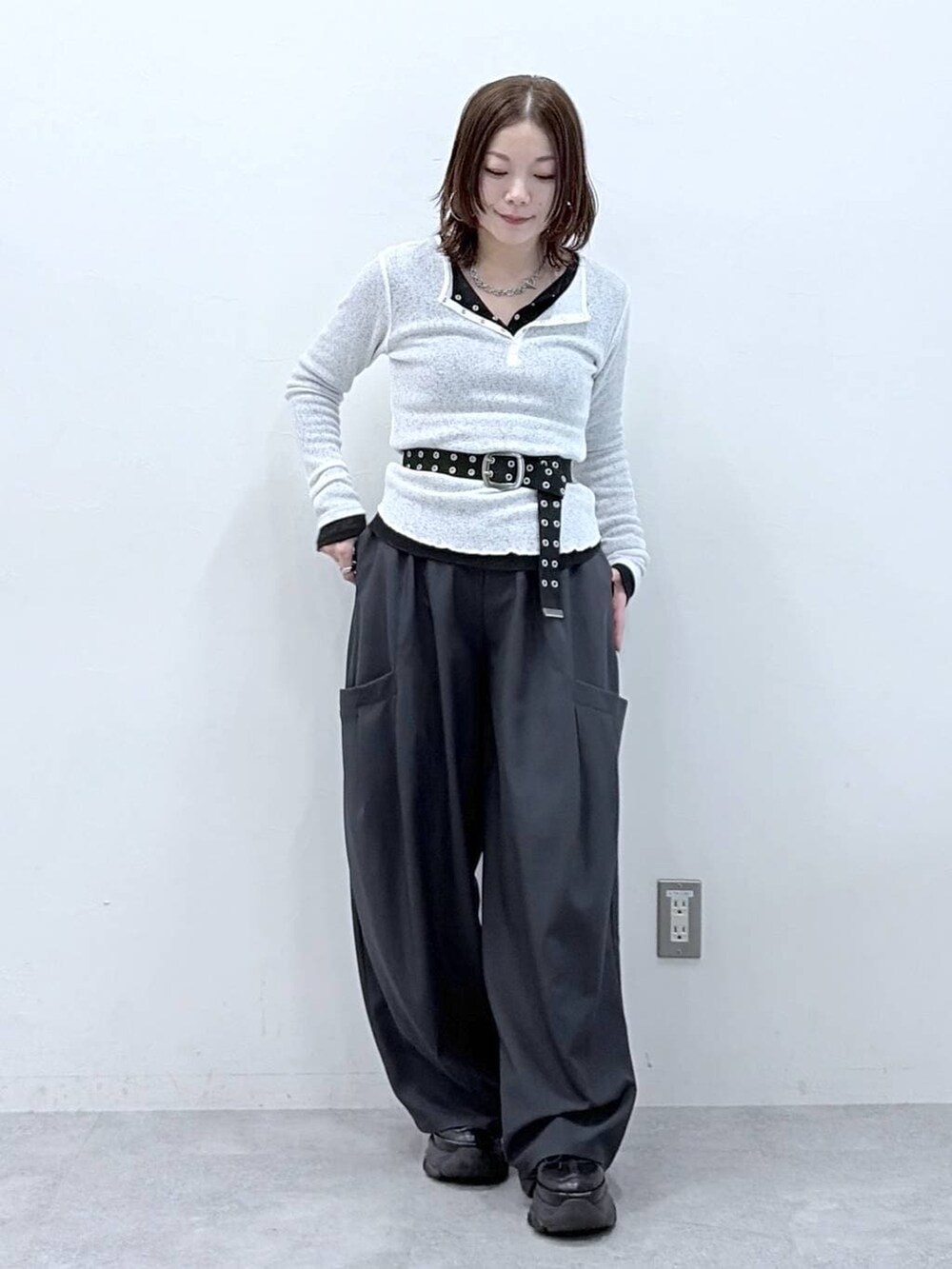 ブラック系のスニーカー、ブラック系のTシャツ/カットソー、ホワイト系のTシャツ/カットソーを着用したレディースの春コーディネートの8枚目の写真