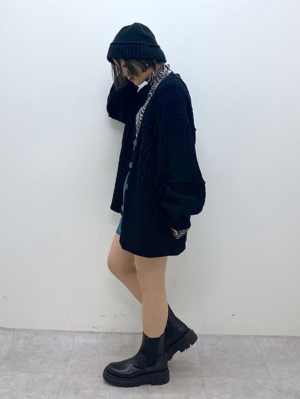 ブラック系のトップス、ブラック系のトップス、ブルー系のその他パンツを着用したレディースの秋コーディネートの2枚目の写真