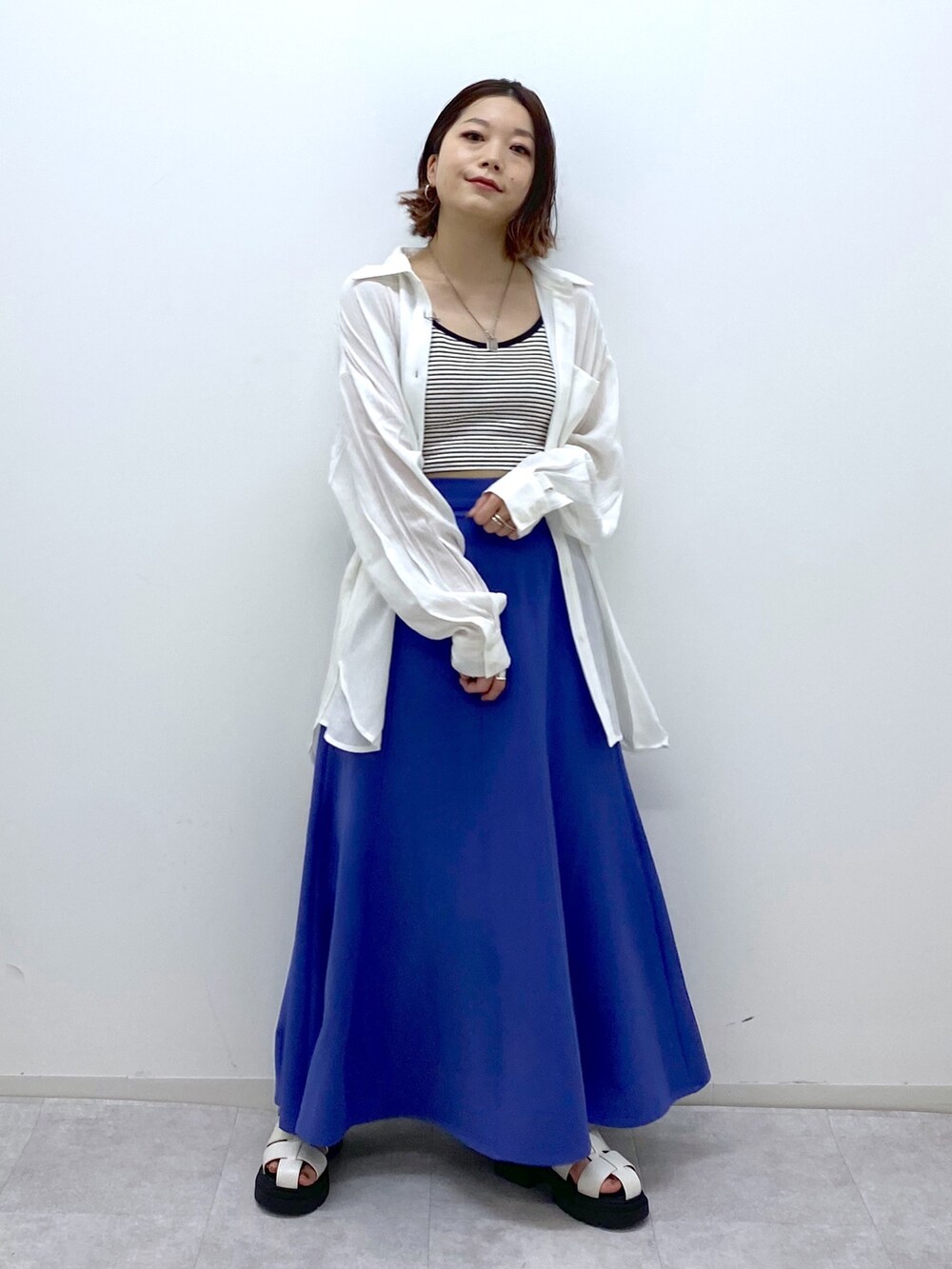 ホワイト系のトップス、その他のトップス、ブルー系のスカートを着用したレディースの夏コーディネートの5枚目の写真