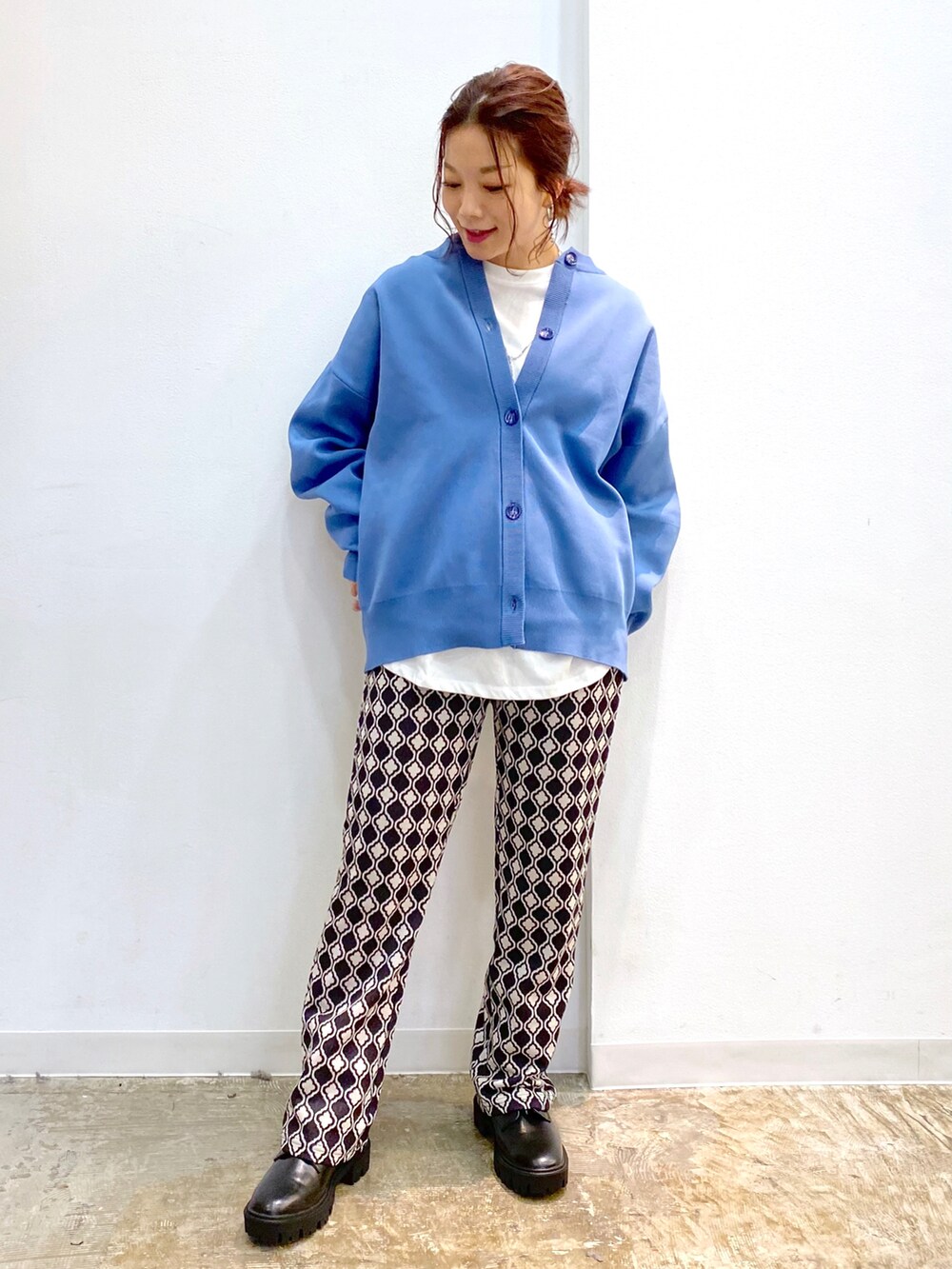 ブルー系のカーディガン/ボレロ、ホワイト系のTシャツ/カットソー、ブラック系のその他パンツを着用したレディースの秋コーディネートの3枚目の写真